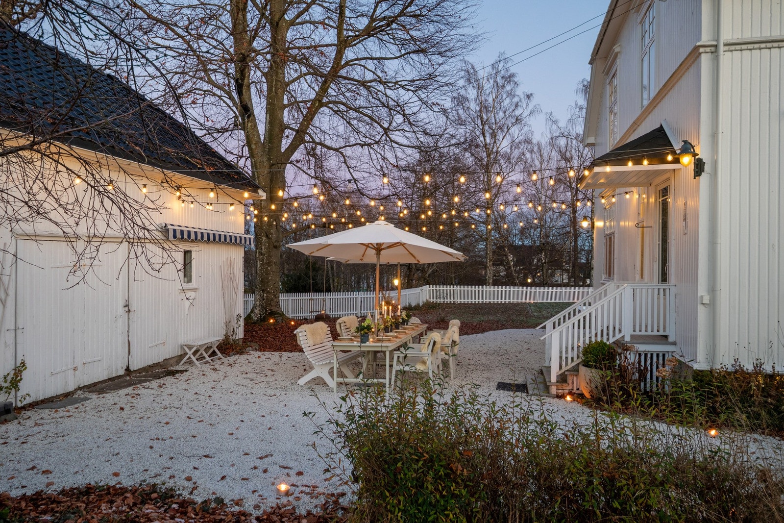 Her er det plass til langbord for store feiringer, som 17. mai-selskap i hagen etter leker og underholdning i parken. Galleribilde