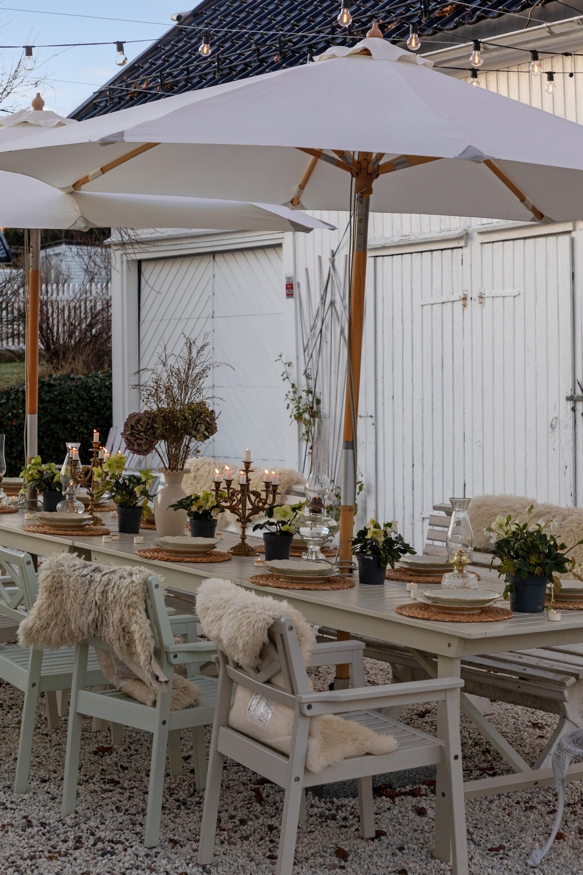 En stemningsfull gårdsplass mellom villaen og uthuset - perfekt for sosiale sammenkomster og sommermiddager. Galleribilde