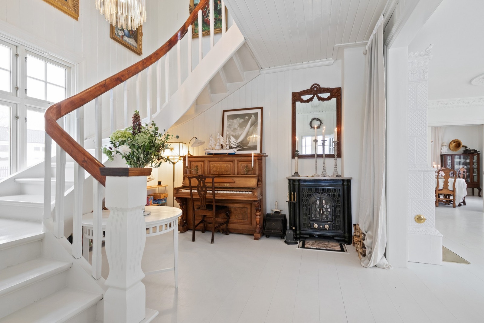 Boligen åpner seg mot en lys og innbydende hall med god takhøyde og en luftig romfølelse. Galleribilde