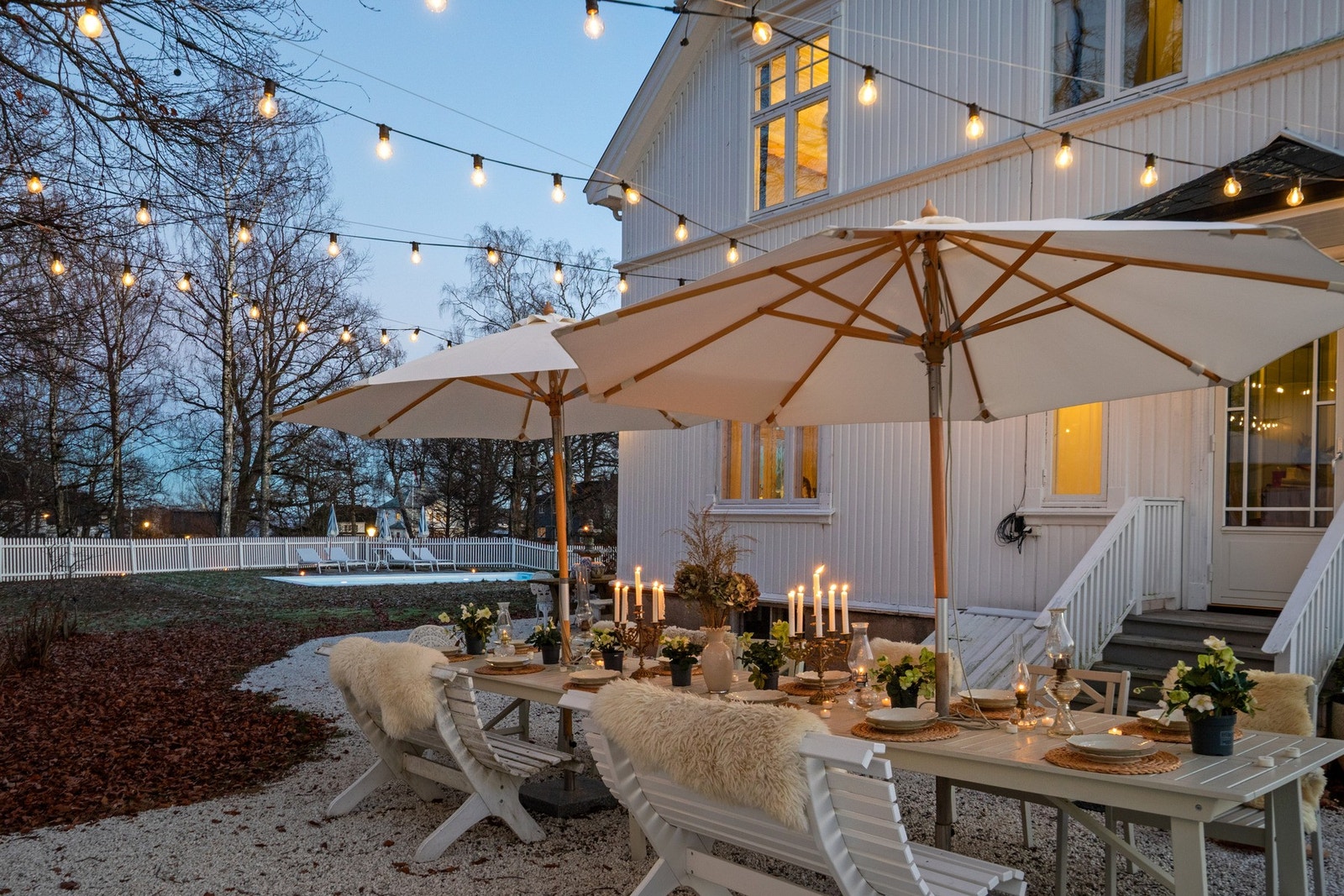 Et hyggelig uteområde tilrettelagt for lange sommerkvelder og gode måltider under åpen himmel. Galleribilde