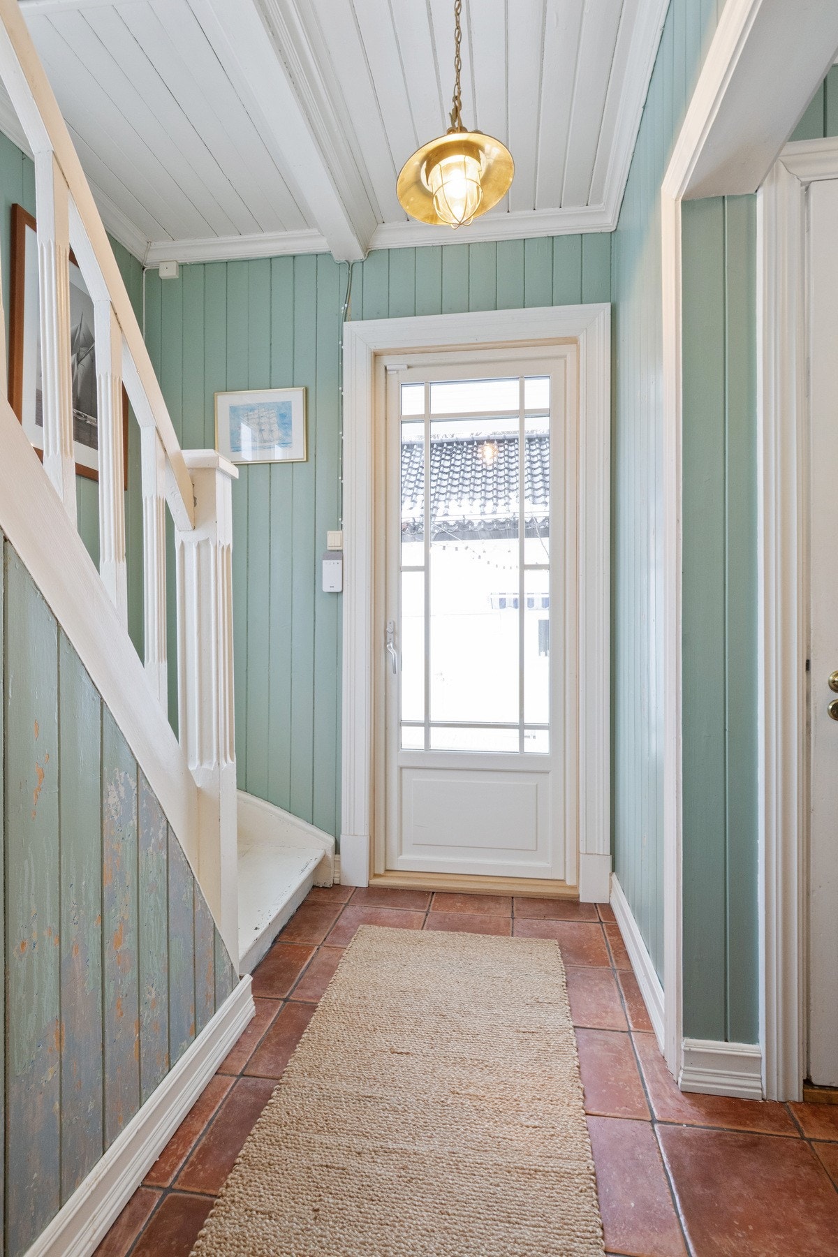 Her er det flislagt gulv, mintgrønne vegger og et gjestetoalett. Galleribilde