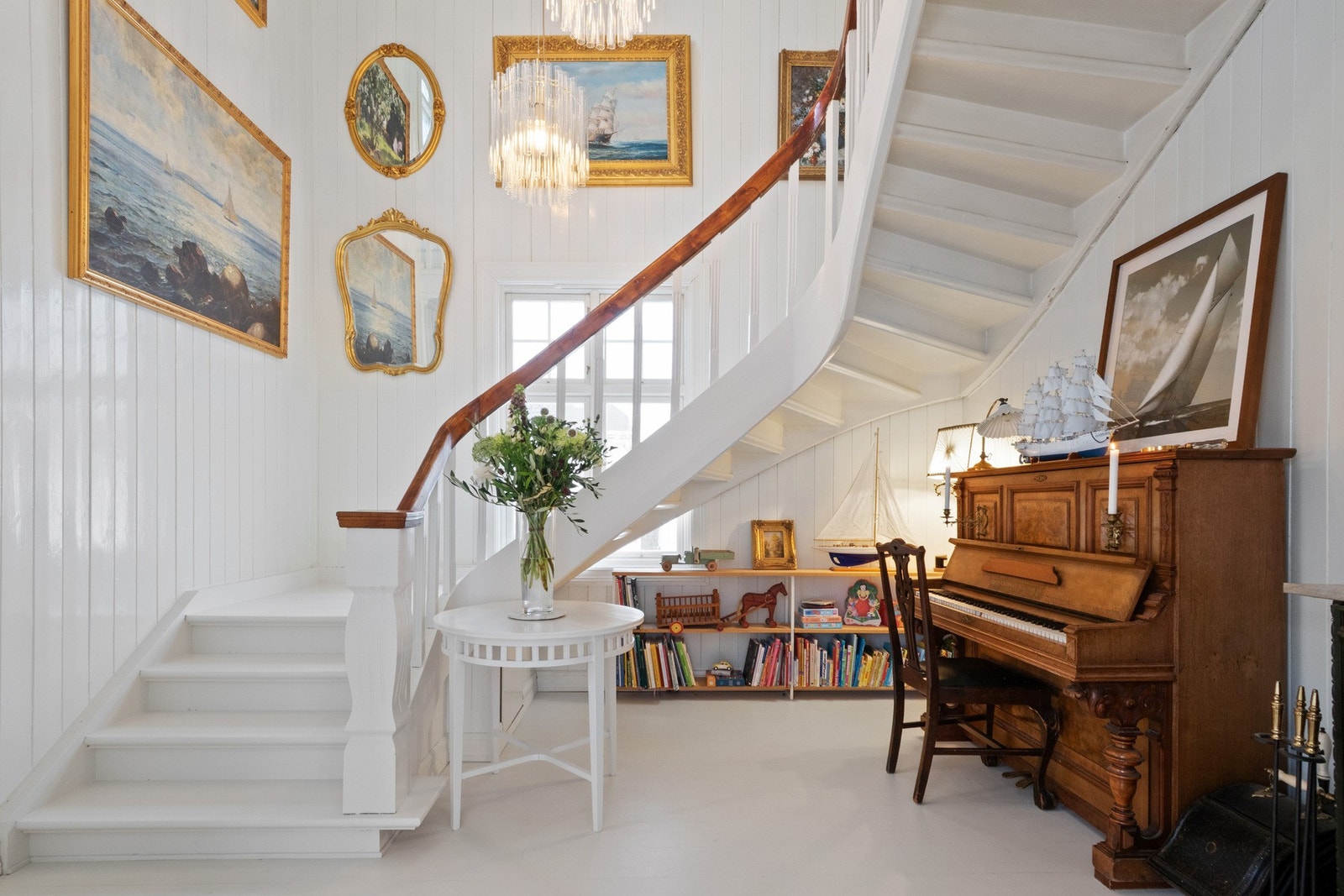 En elegant trapp fører videre opp til 2. etasje. Galleribilde