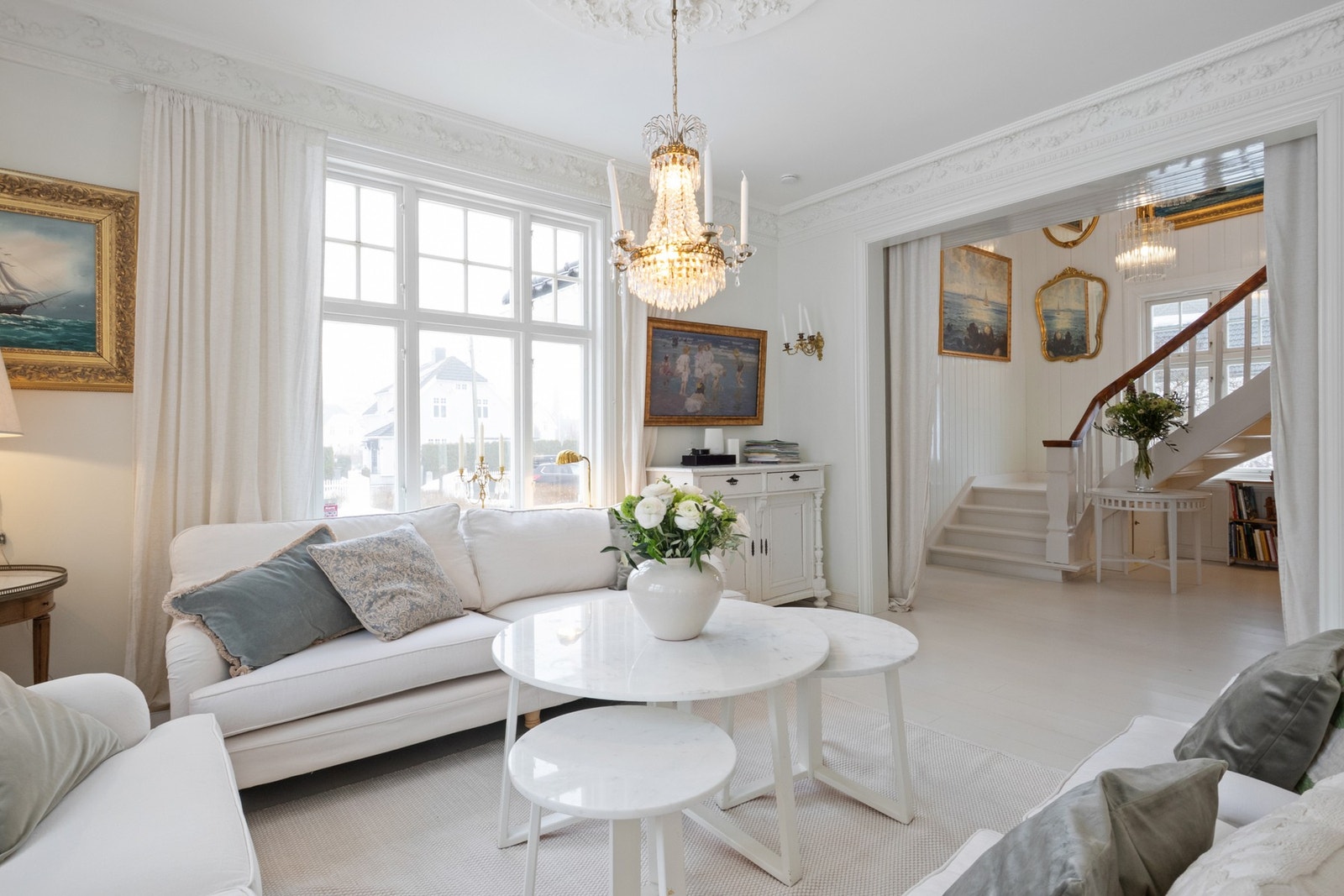 Malte tregulv og hvite vegger gir en lys og harmonisk ramme, og skaper en naturlig flyt mellom rommene. Galleribilde