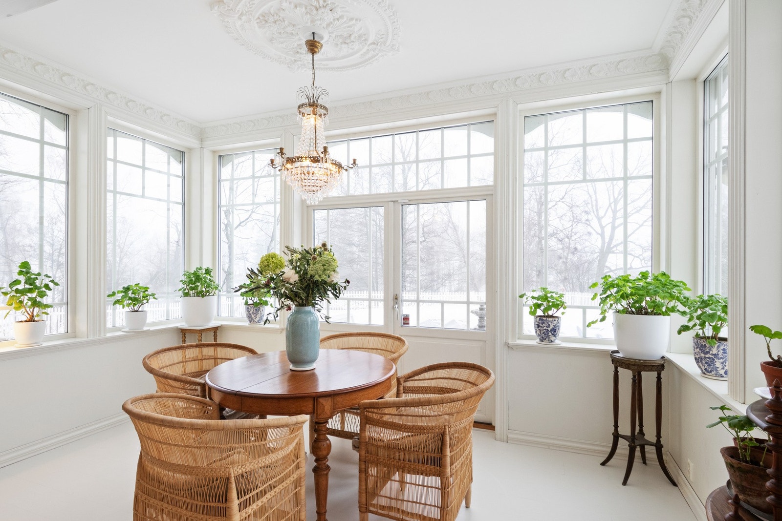 Vinterhagen slipper naturen tett på og skaper en fin overgang mellom inne og ute. Her er det gulvvarme og utgang til hagen og det nye svømmebassenget. Galleribilde