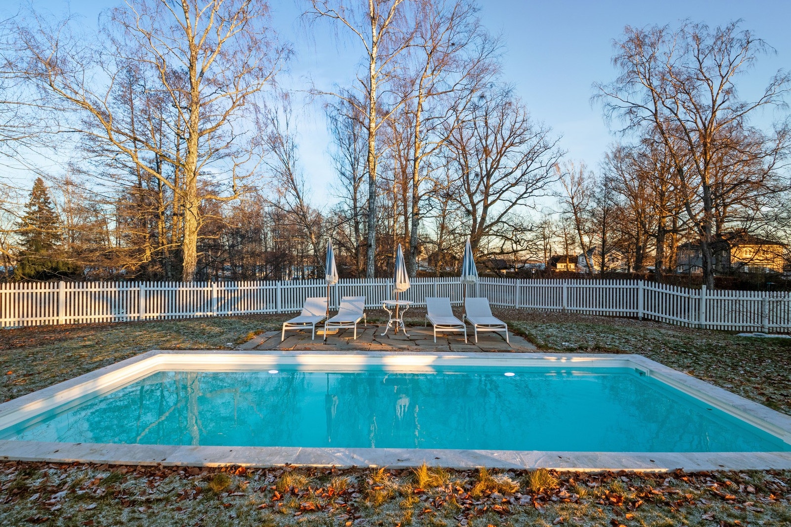 Hagen byr videre på flaggstang, en elegant fontene, store plenarealer og et nytt svømmebasseng til glede for både små og store. Galleribilde