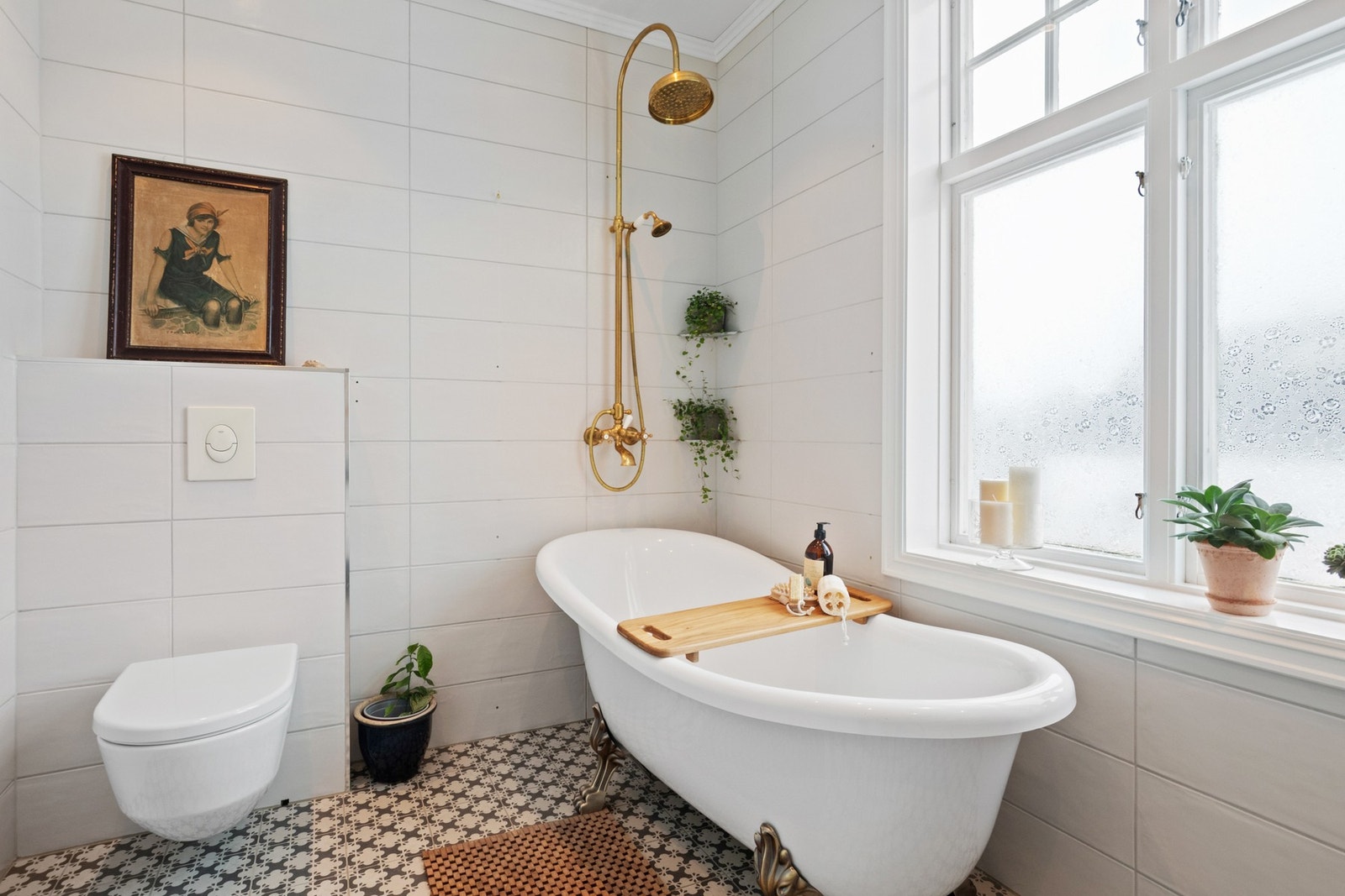 I 2024 ble rommet ytterligere oppgradert med et elegant badekar på løveføtter og regnfallsdusj i gulldesign, som tilfører et eksklusivt preg. Galleribilde