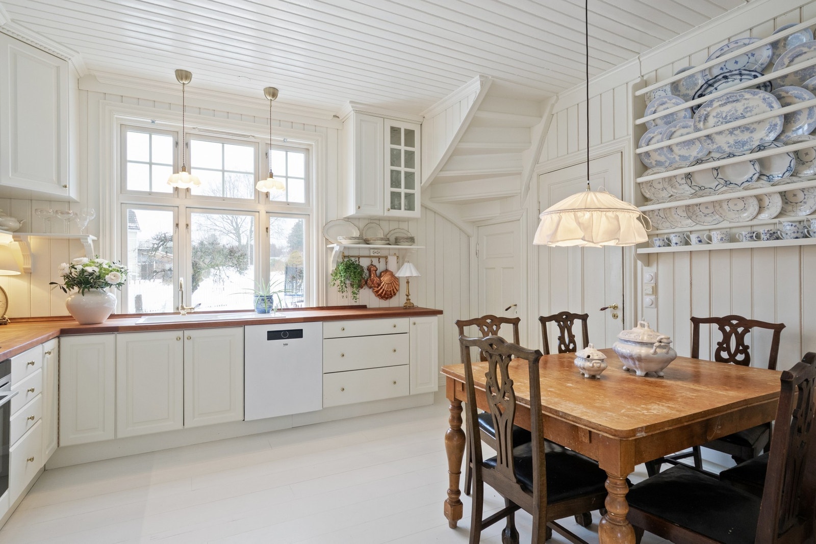 Her er det gulvvarme, fint lysinnslipp og en hyggelig spiseplass - perfekt for rolige morgenstunder og koselige frokoster. Galleribilde