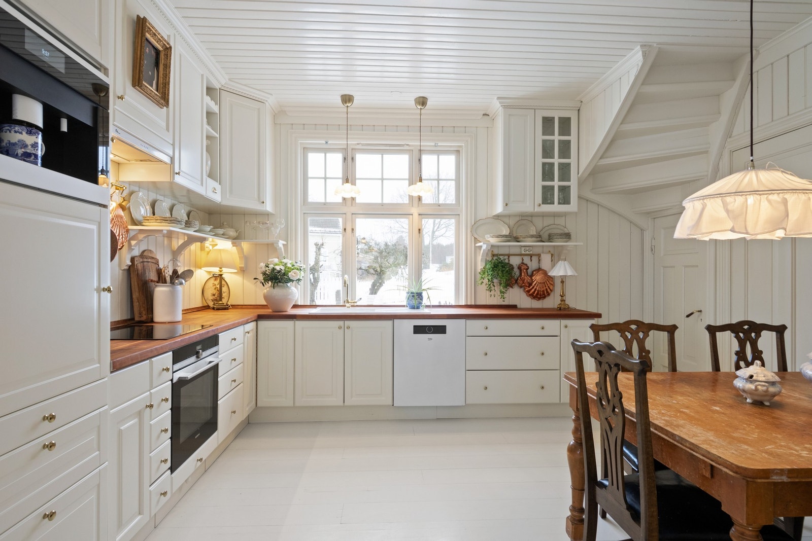 Kjøkkenet ligger i tilknytning til hovedstuen, der en landlig og klassisk stil harmonerer godt med villaens uttrykk. Galleribilde