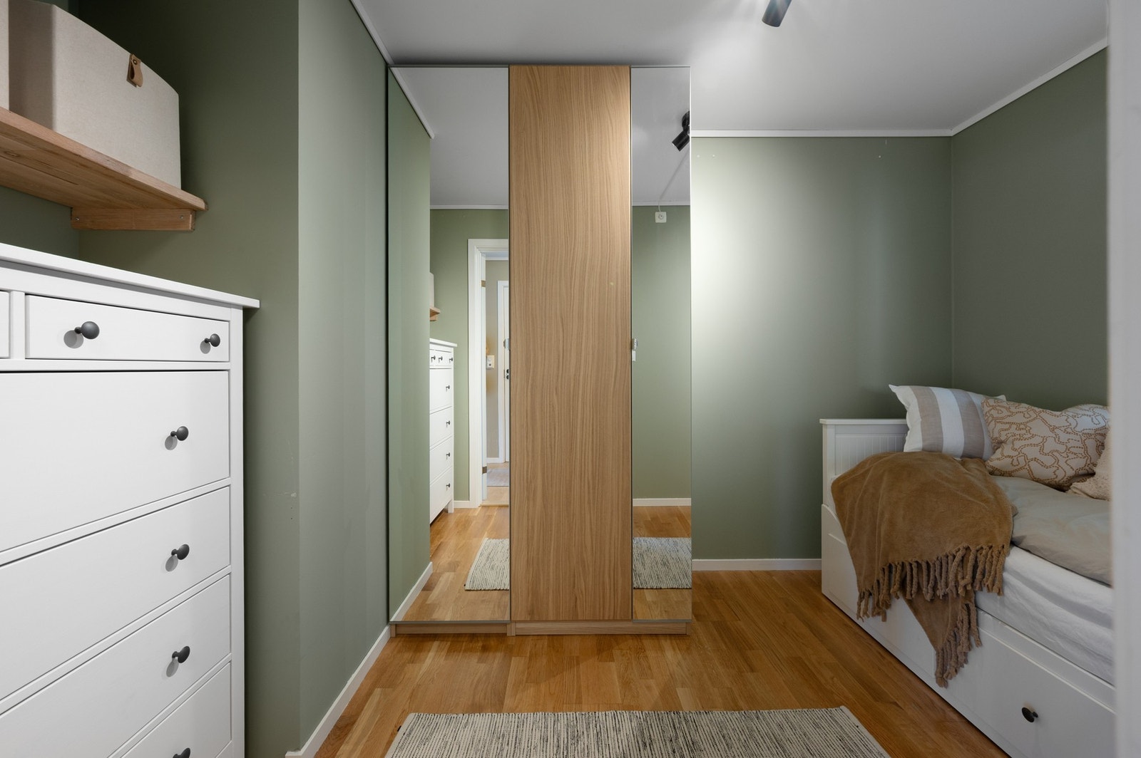 God plass for garderobeskap Galleribilde