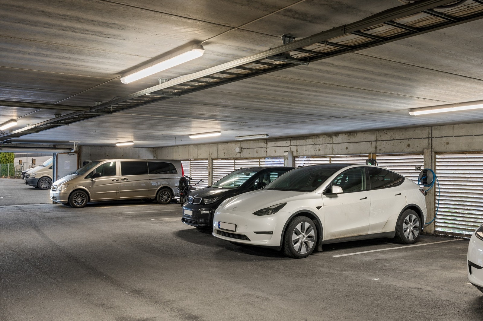 Garasjeplass med ladepunkt Galleribilde