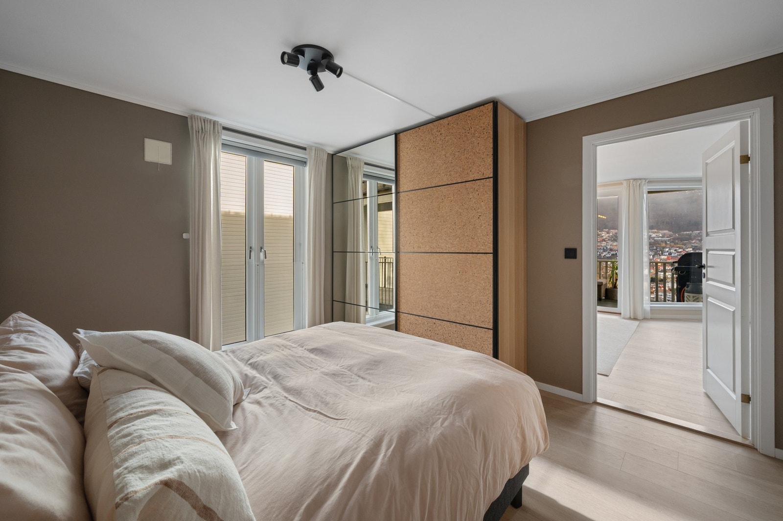 Skyvedørsgarderobe på hovedsoverommet Galleribilde