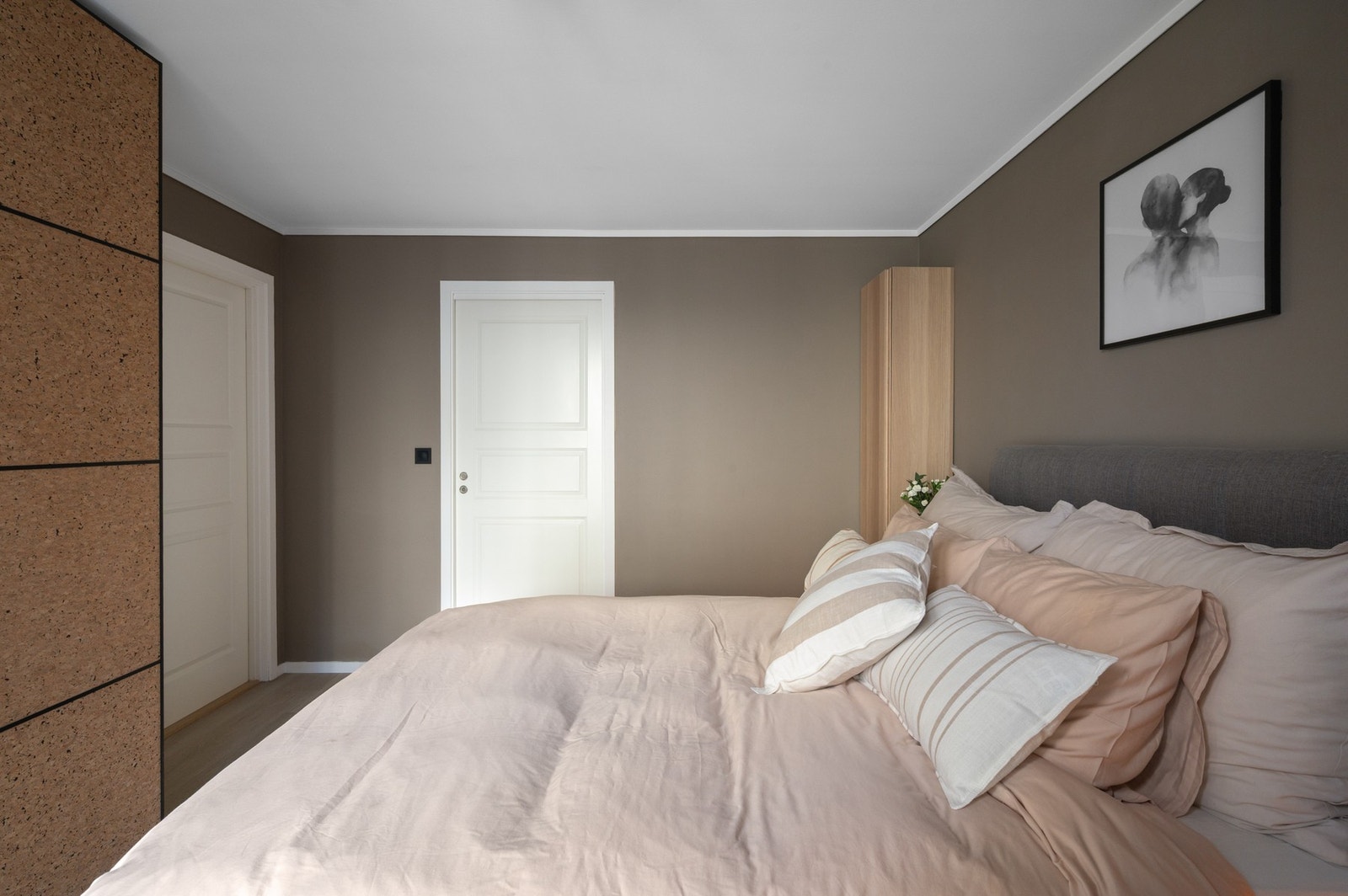 Romslig soverom med skyvedørsgarderobe Galleribilde