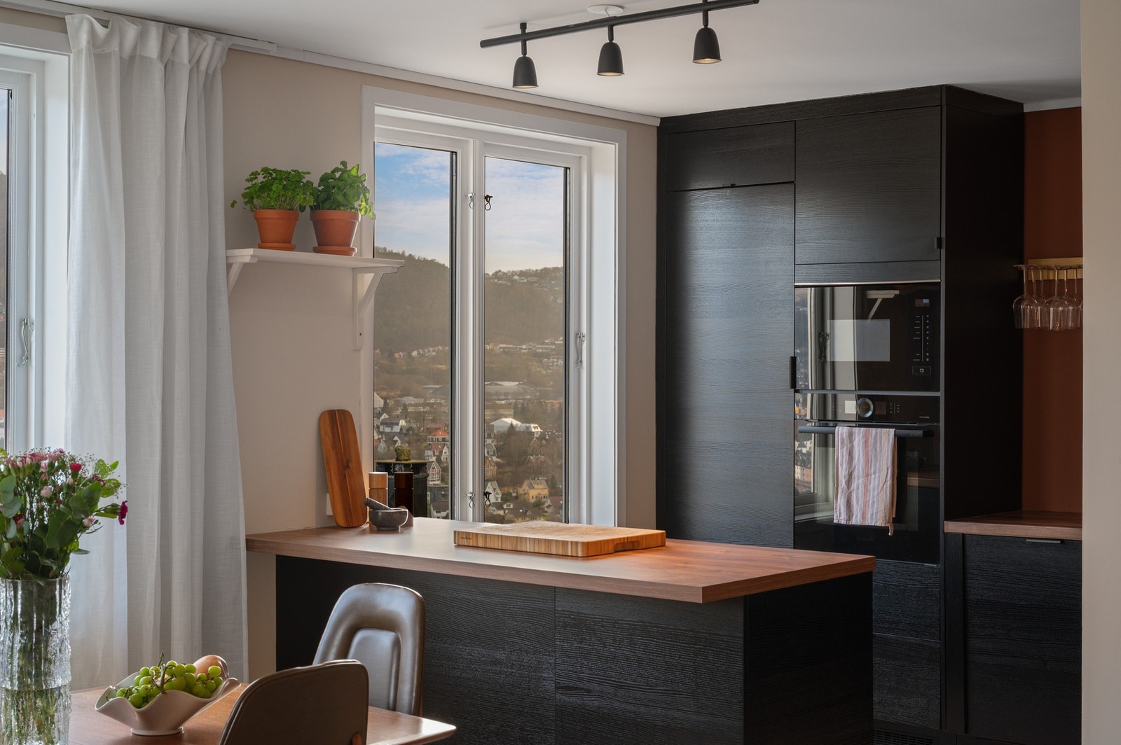 Det ble etablert kjøkkenøy da den opprinnelige veggen var tatt bort Galleribilde