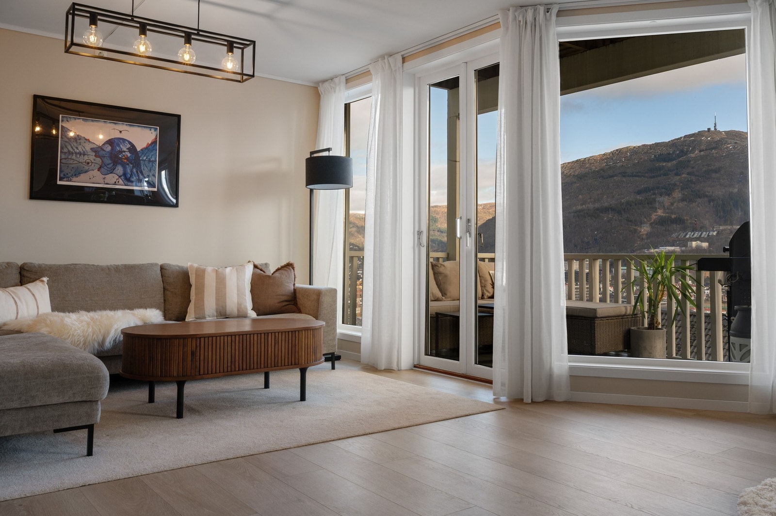 Fra stuen er det utgang til altan på 7 kvm Galleribilde