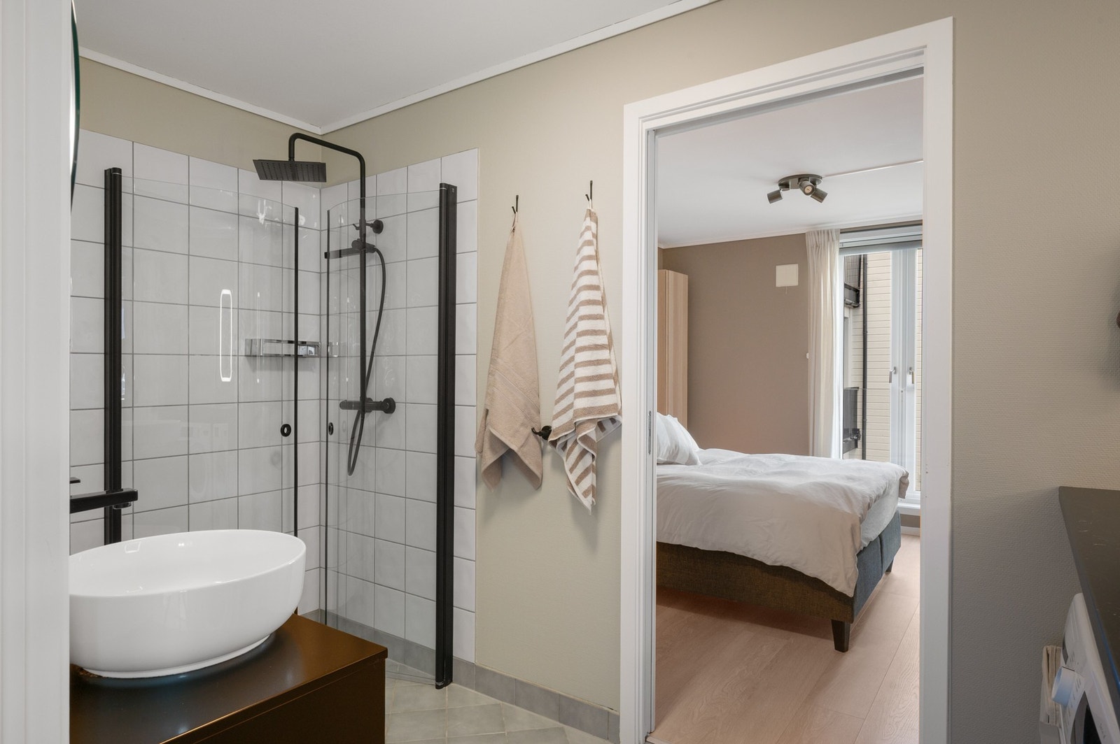 Fra badet er det inngang til hovedsoverommet Galleribilde