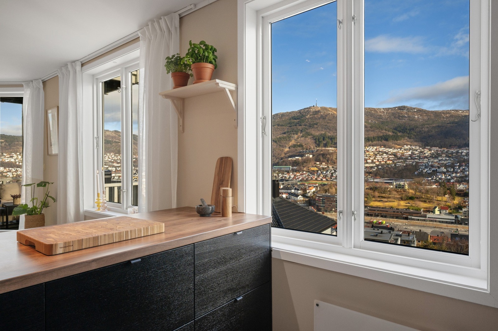 Fra kjøkkenvinduet har du utsikt mot Ulriken Galleribilde