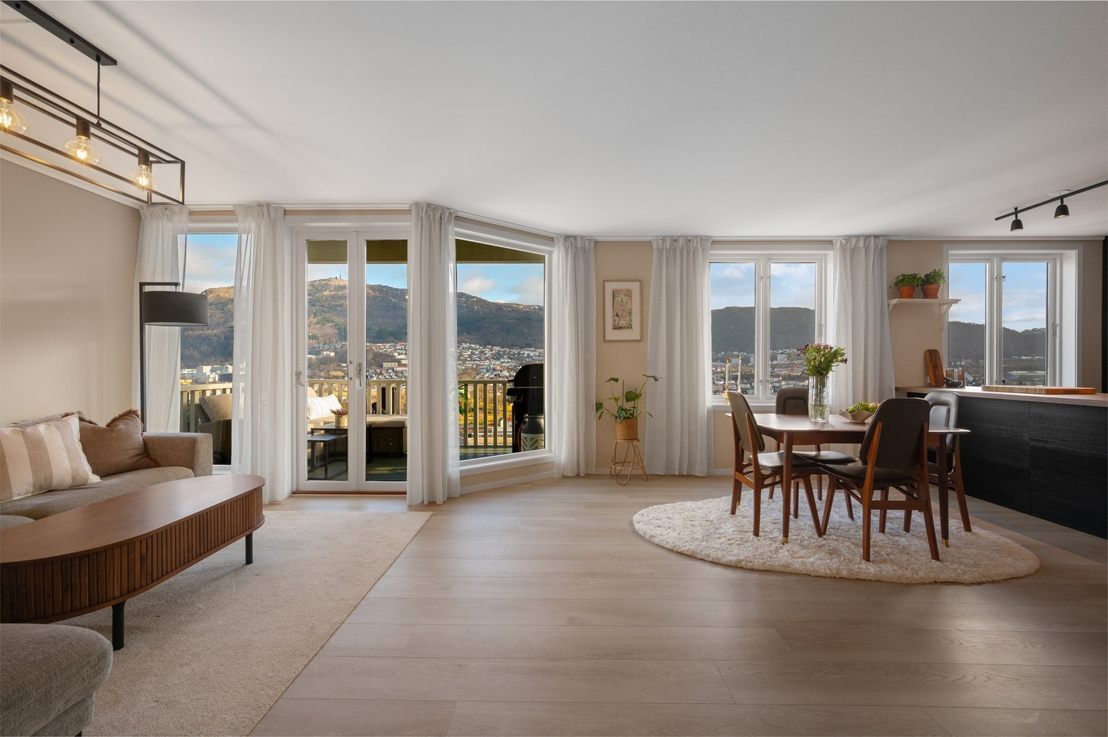 De store og mange vinduene gir rommet godt med lys Galleribilde