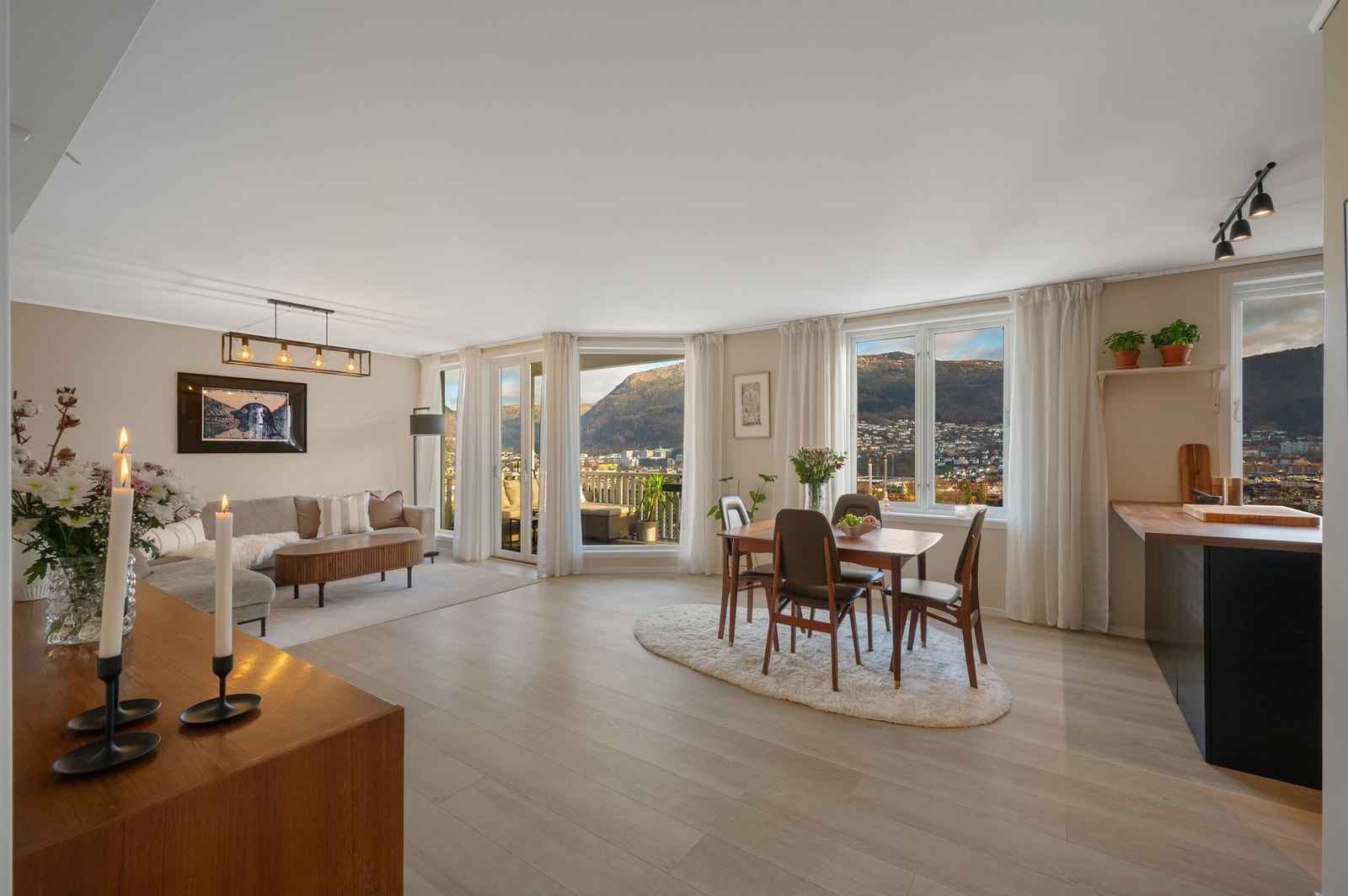 Her finner du en meget delikat leilighet med nydelig utsikt og fine solforhold Galleribilde