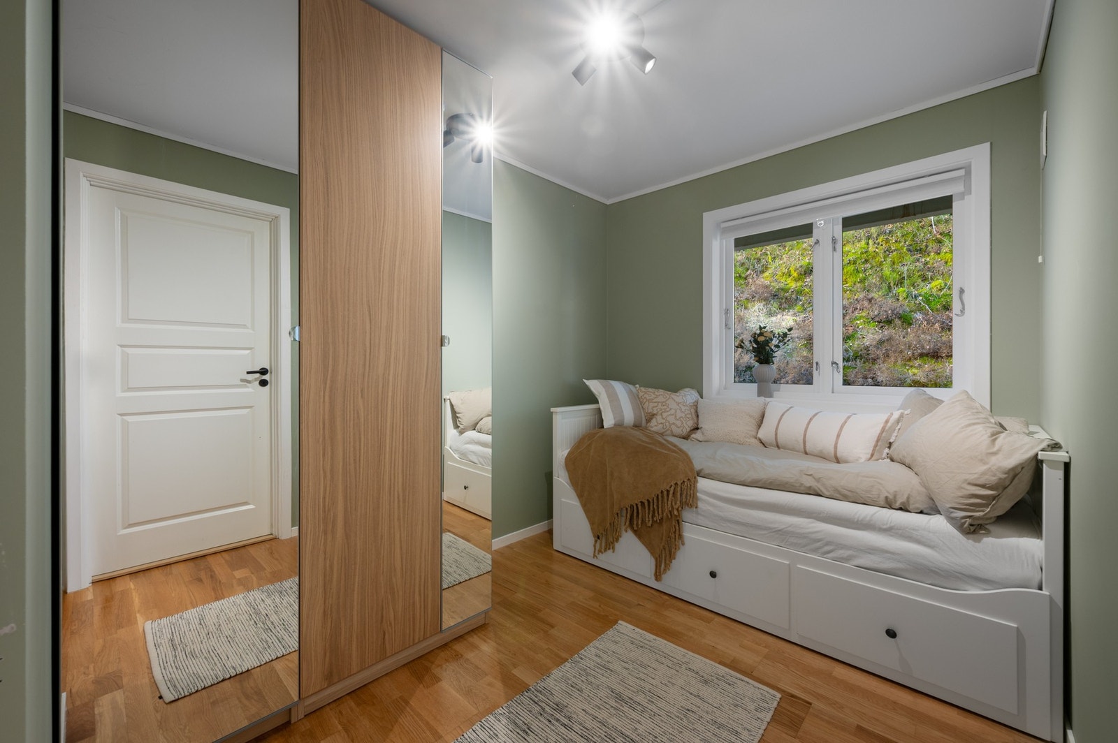 Soverom nummer 2 er av god størrelse Galleribilde