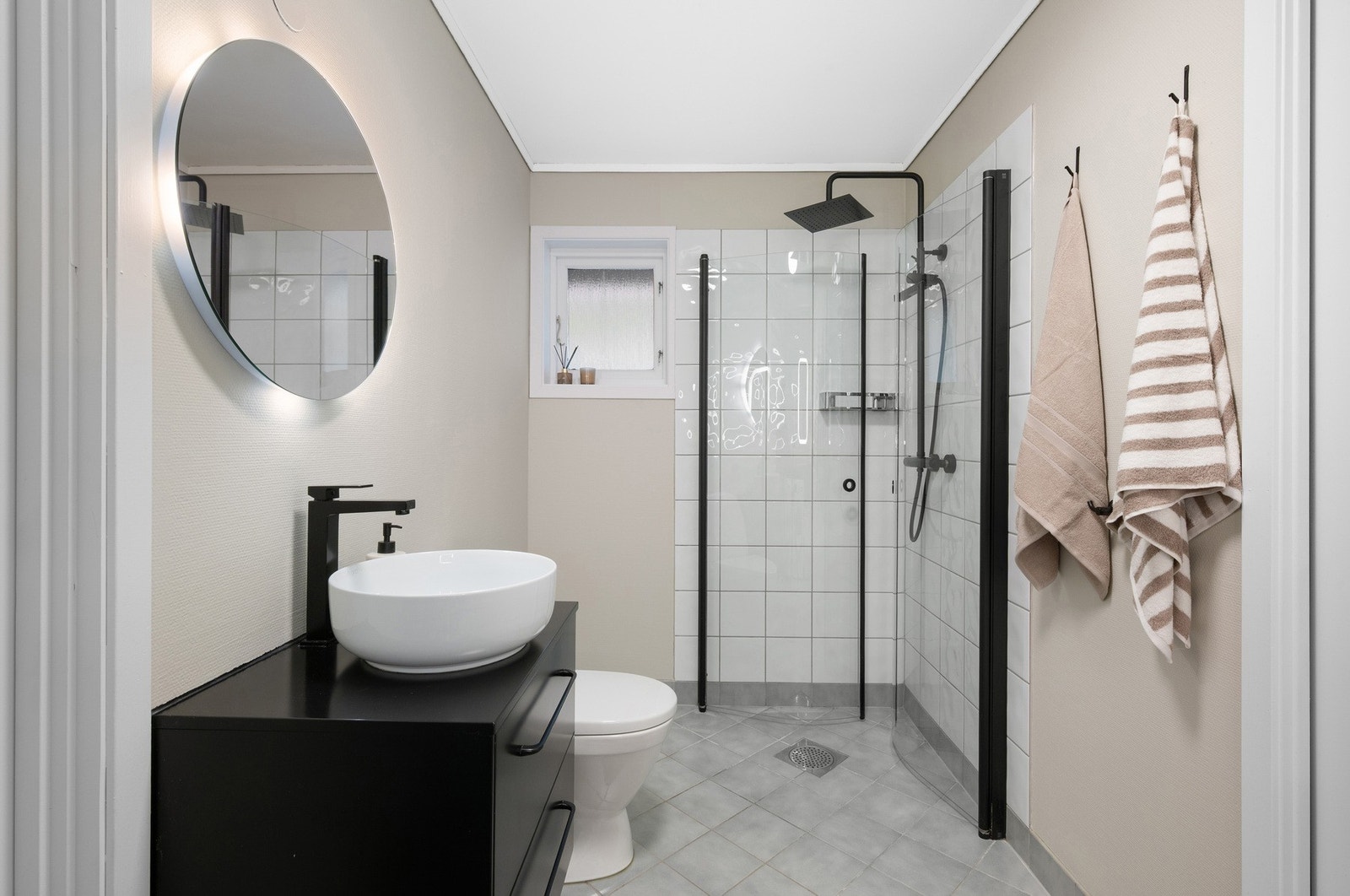 Det er foldedører i dusjsonen Galleribilde