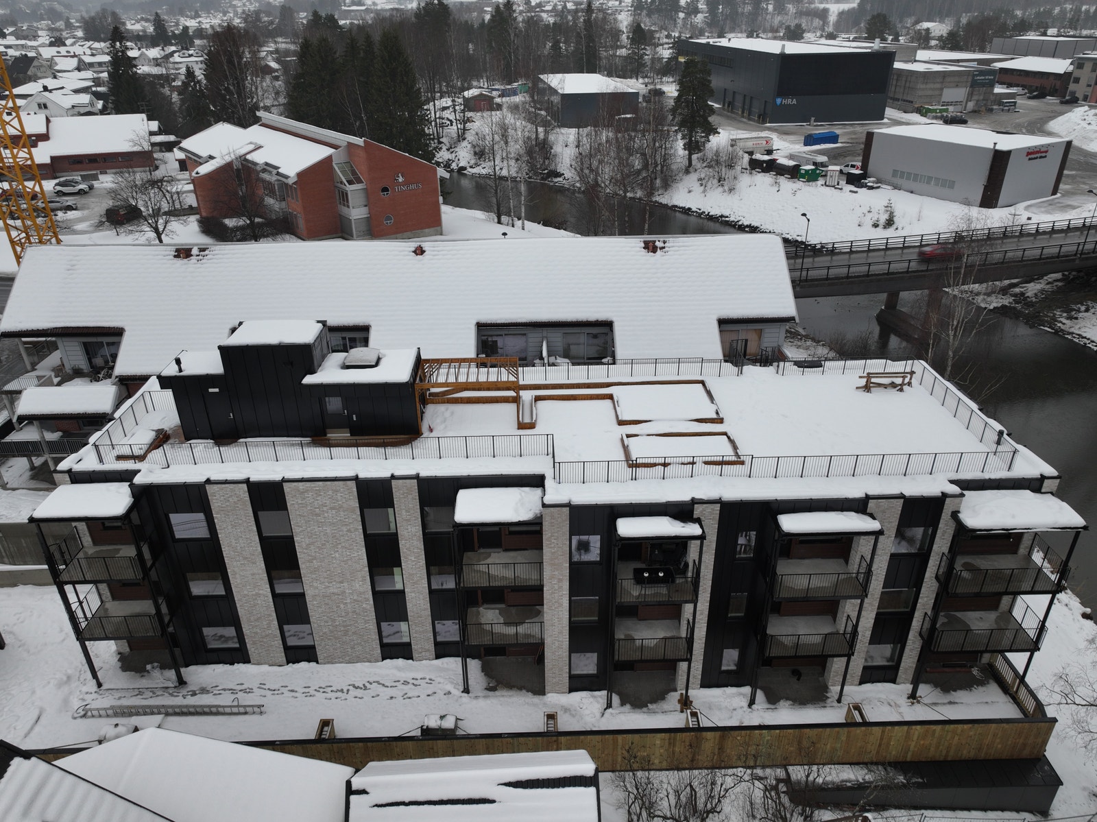 Alle leiligheter har egne balkonger, 1. etasje har terrassser på bakkeplan. Galleribilde
