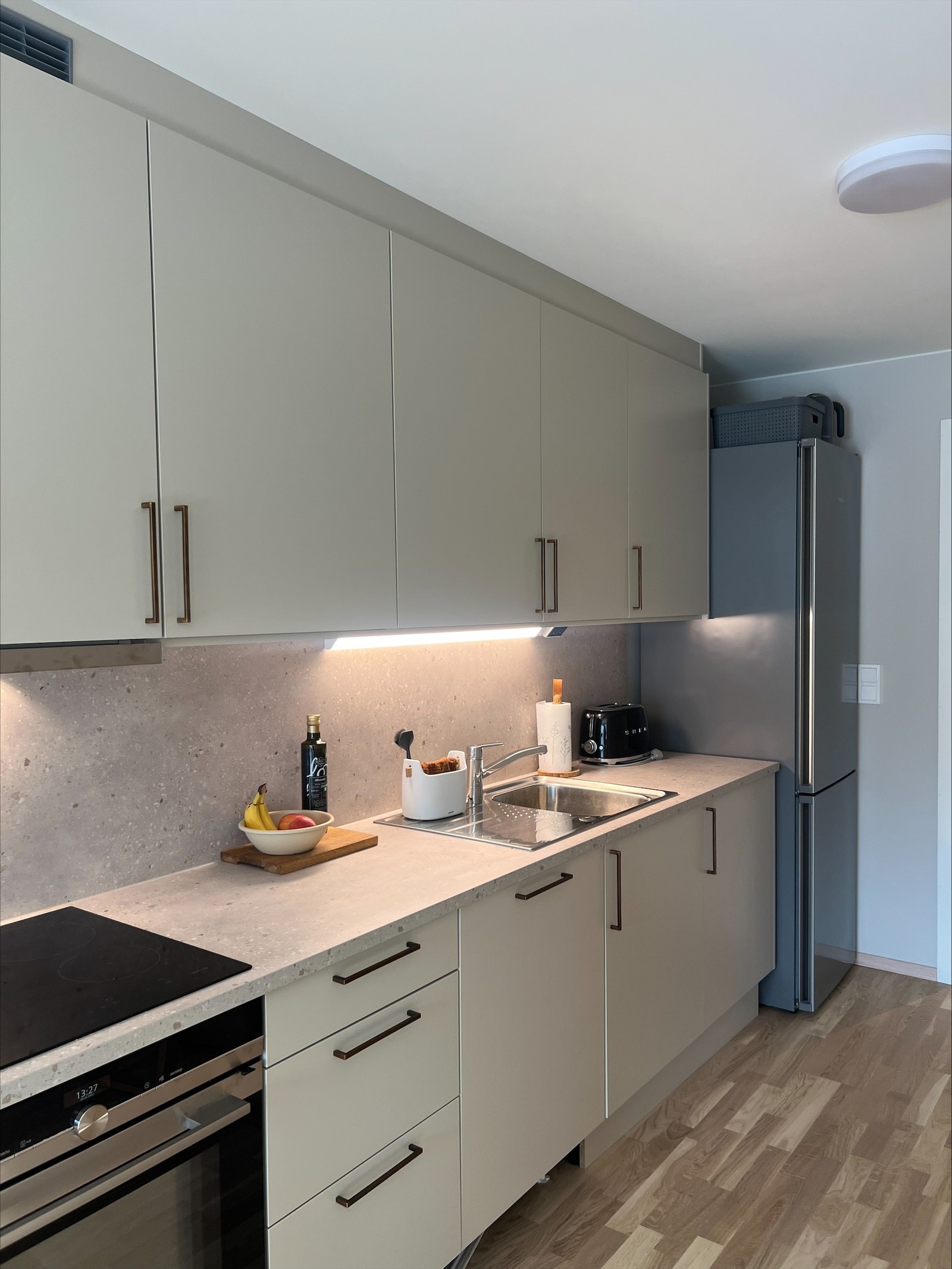 Pent kjøkken i beige Galleribilde