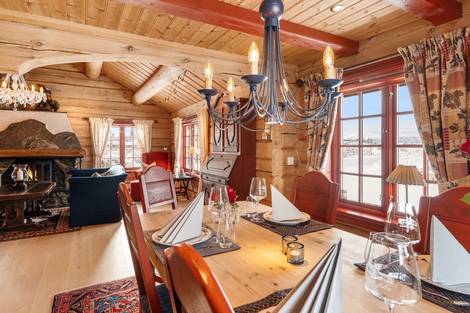Spisestuedelen har god plass til langbord. Her kan måltidene nytes til flott utsikt mot fjellene Galleribilde