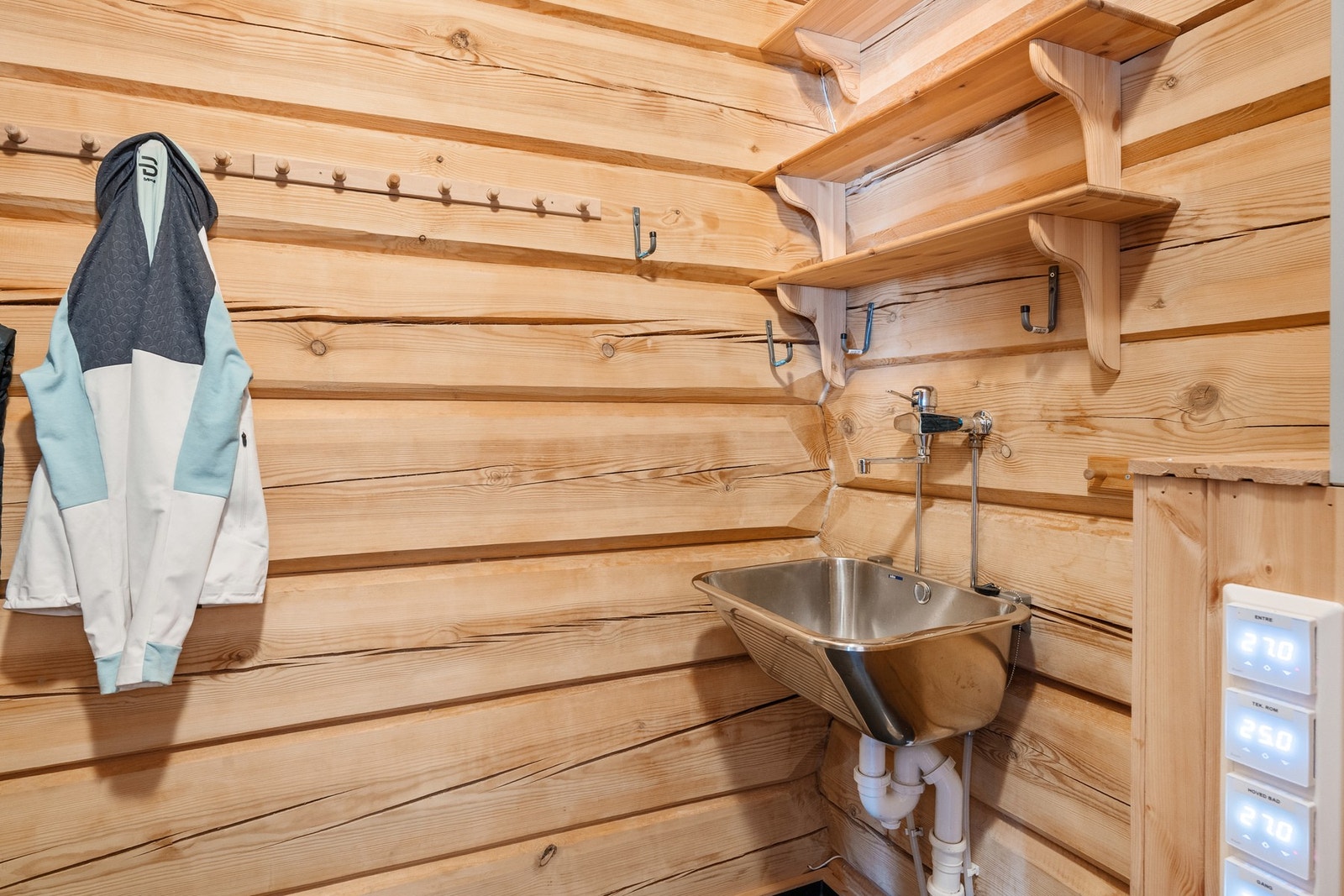 I tilknytning til entreen finner du garderobe/tørkerom/teknisk rom. Rommet er flislagt med varmekabler og har god plass til ytterklær og sko, samt gode tørkemuligheter etter en lang dag på tur Galleribilde