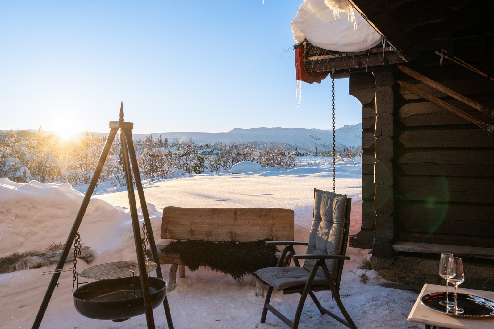 Skiferlagt terrasse med fantastisk utsikt mot Slettefjell og Mugnetind. Her er det fantastisk å slappe av i solveggen etter en dag i fjellet Galleribilde