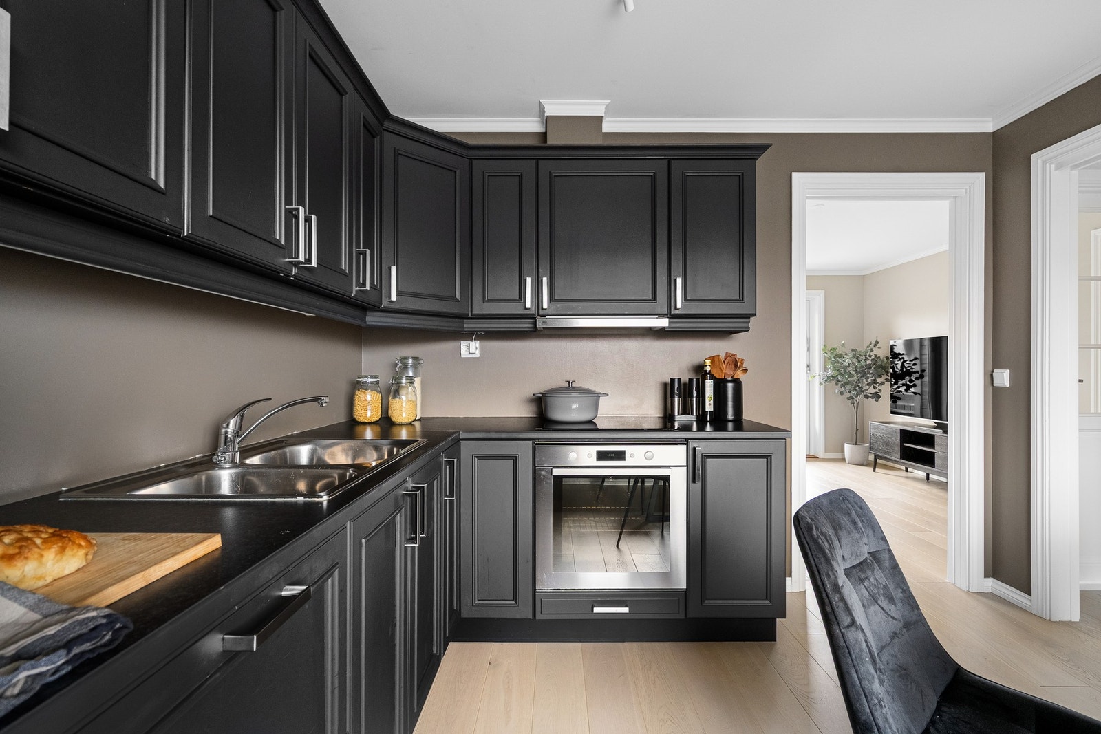 Kjøkkenet er fra byggeår og har malte fronter. Galleribilde