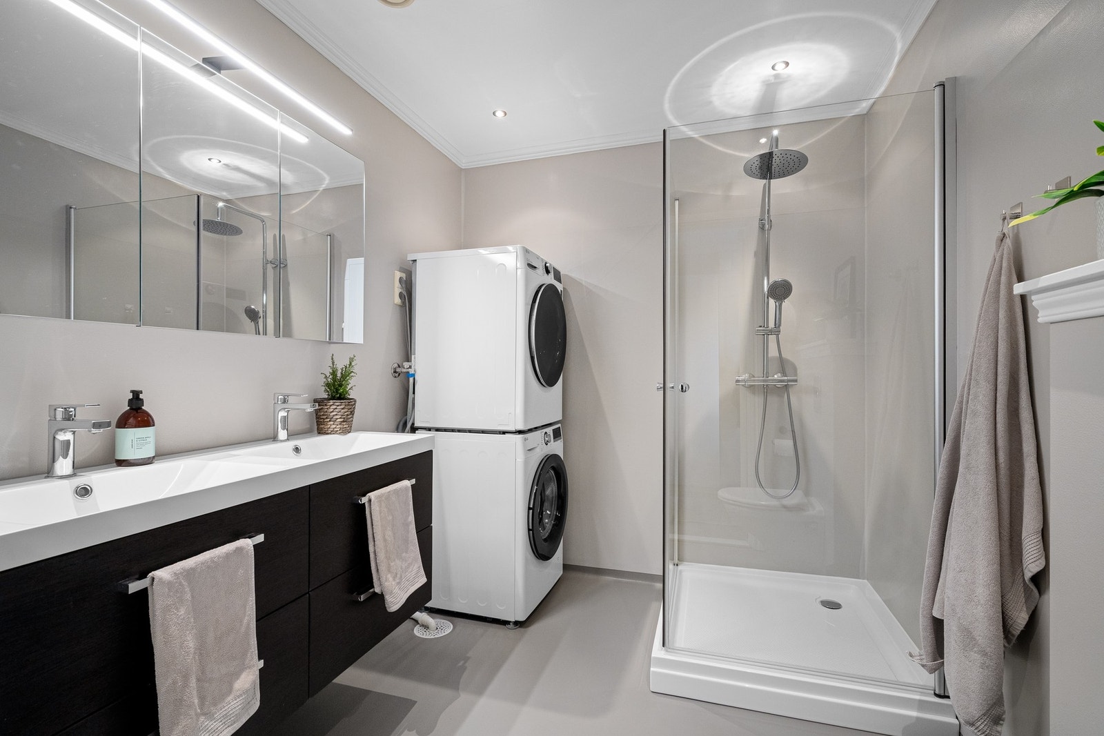 Tidløst bad med dobbel servant. Galleribilde