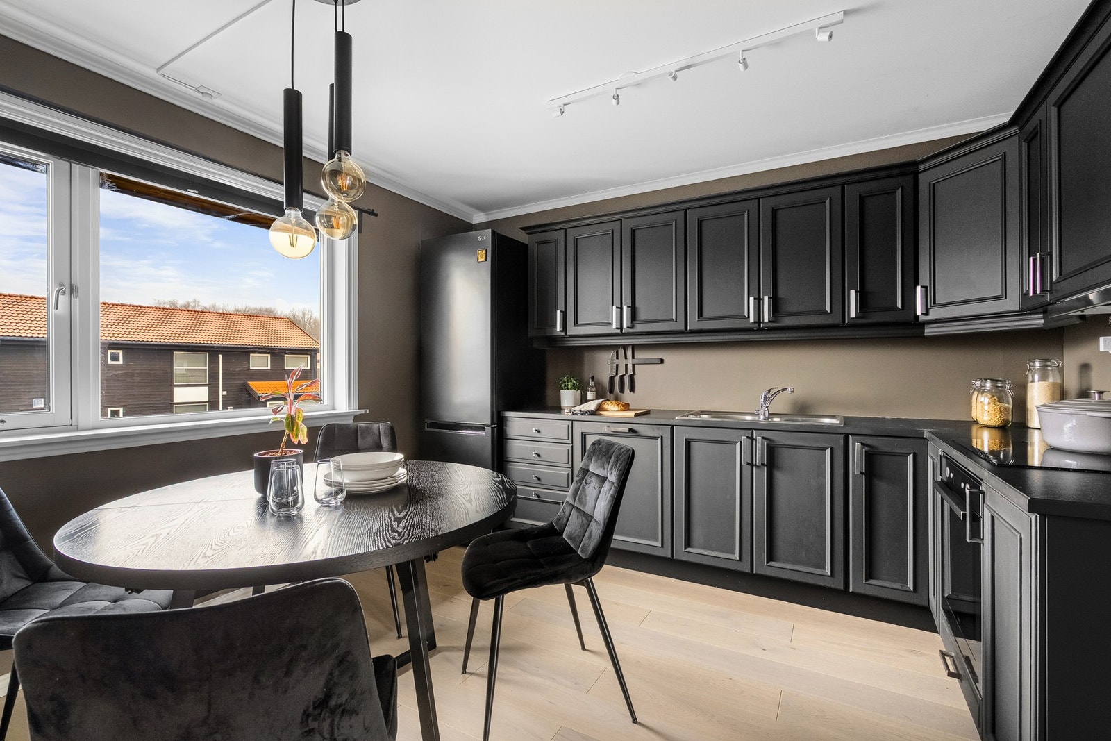 På kjøkkenet er det god plass til et spisebord, så her kan du invitere venner og familie på middag. Galleribilde