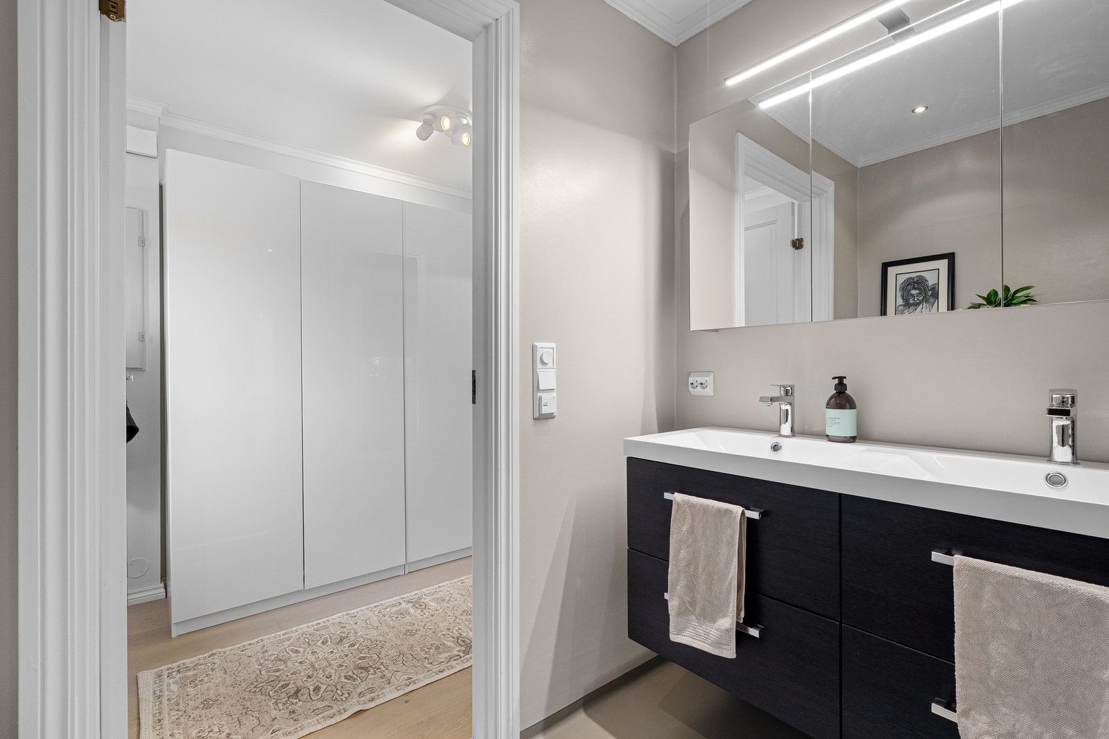 Inngang til bad fra gang Galleribilde