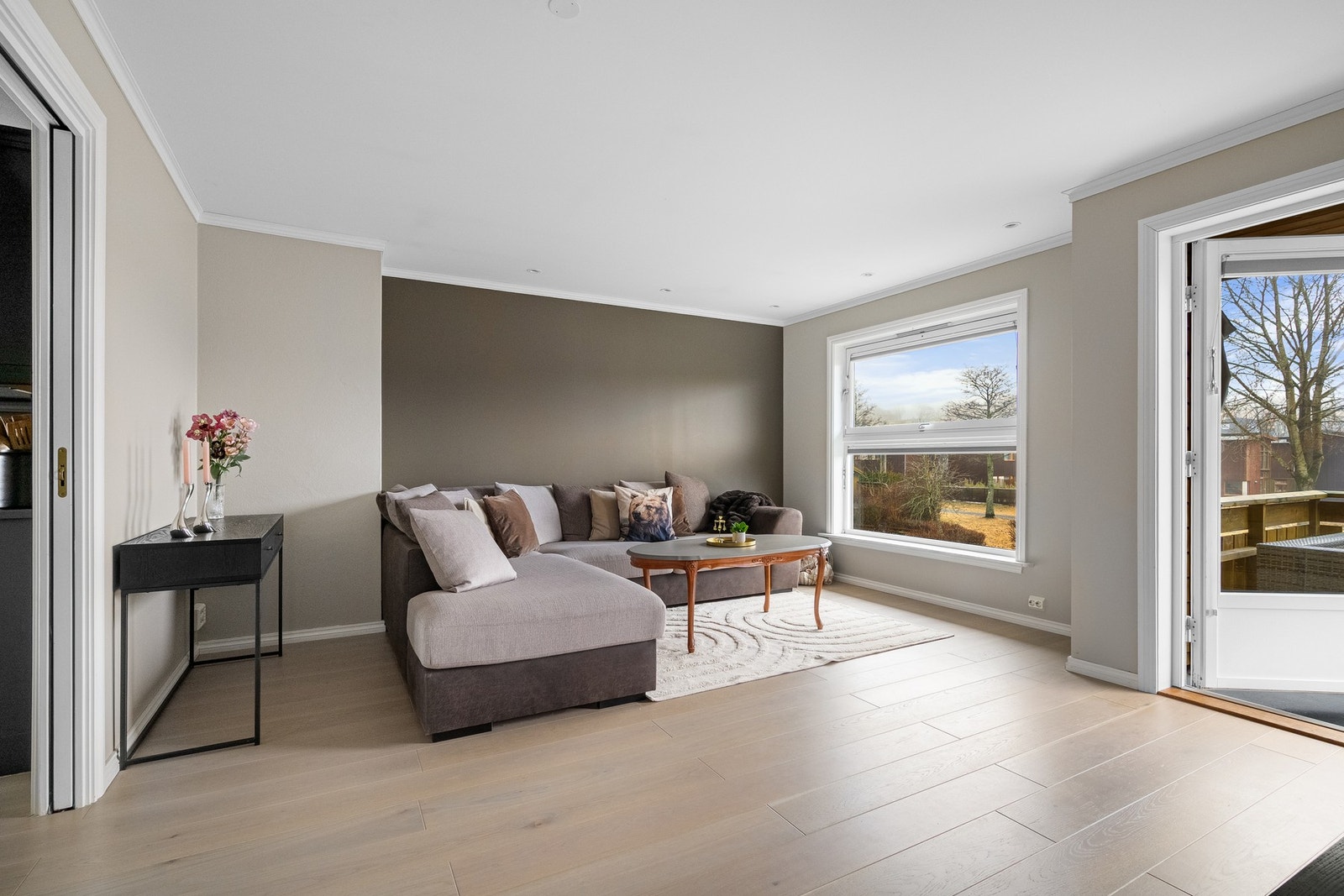 Overflatene er malt i lune fargetoner som skaper en hjemmekoselig atmosfære. Galleribilde