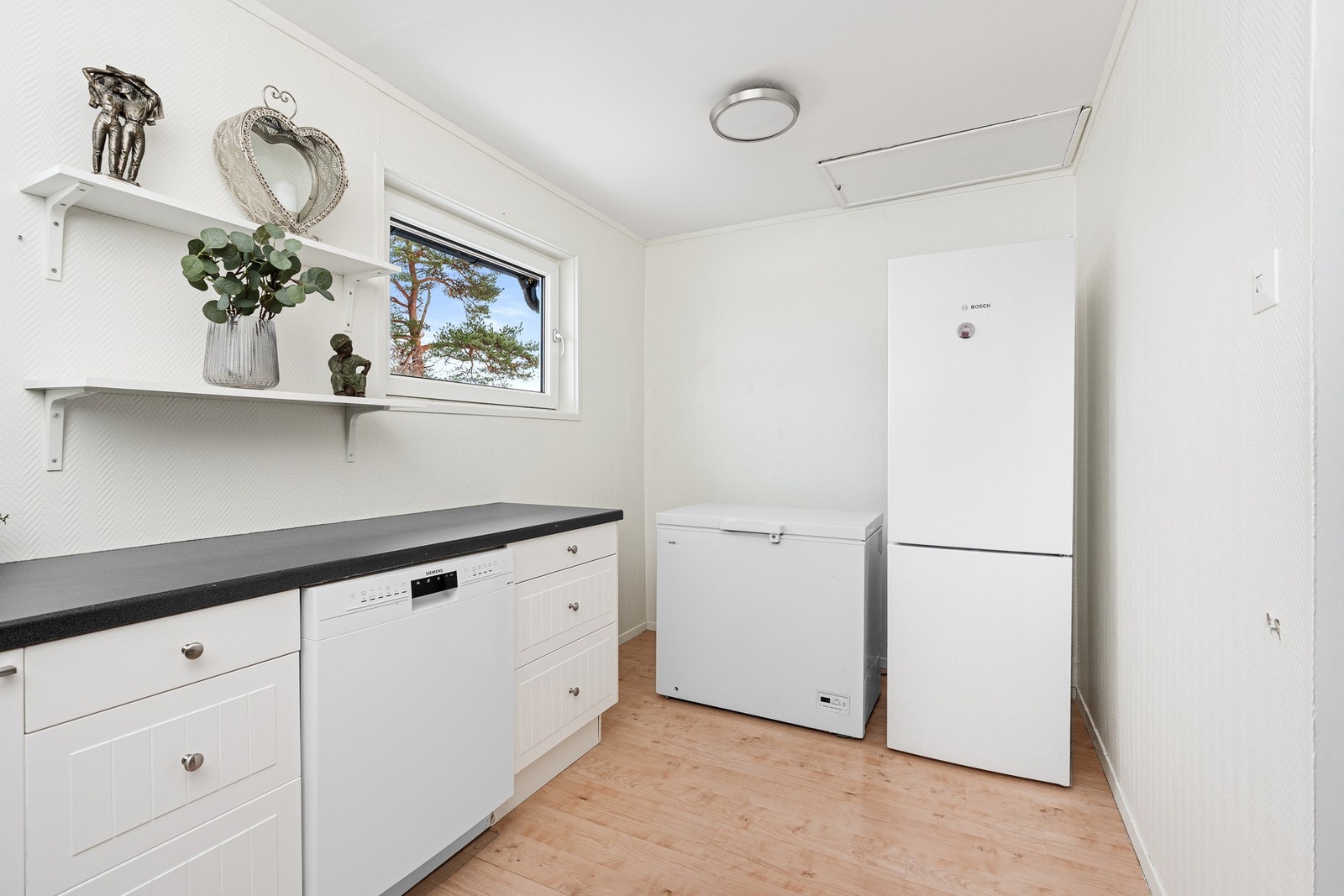 - Tilgang til stort borsettingsloft for oppbevaring/lagring - Galleribilde