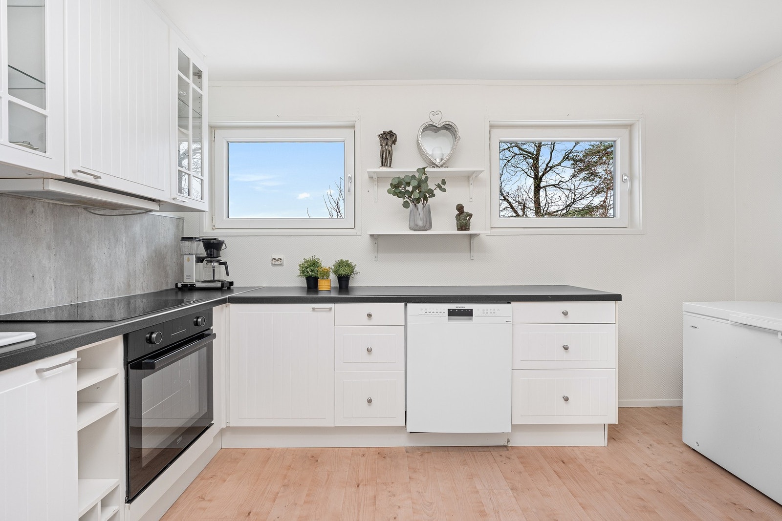 - Flott og moderne kjøkken med god størrelse | Innholdsrikt kjøkken med god plass - Galleribilde