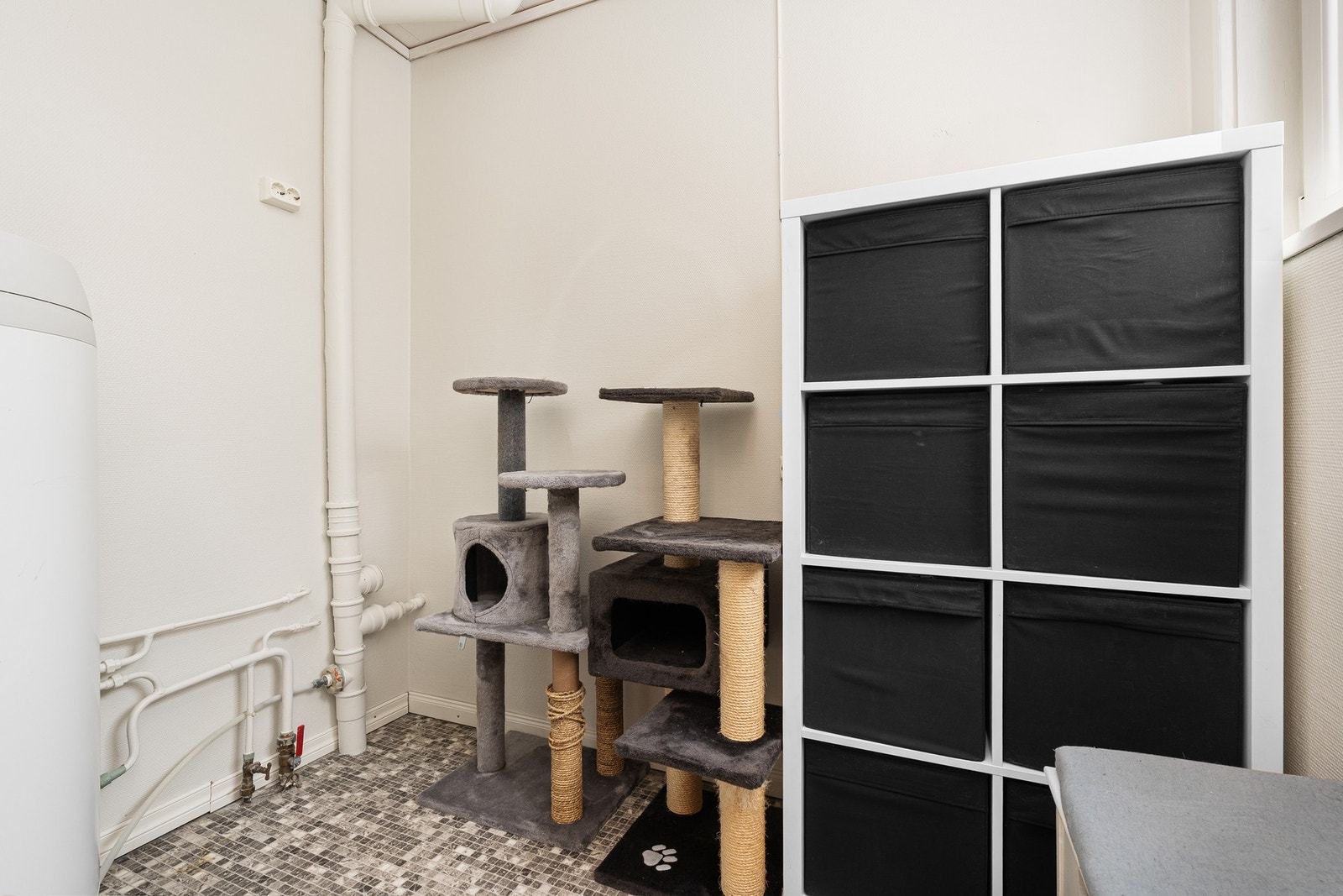 - Praktisk innvendig bod | Flere i borettslaget har innredet dette rommet som kontor/gjesterom også - Galleribilde