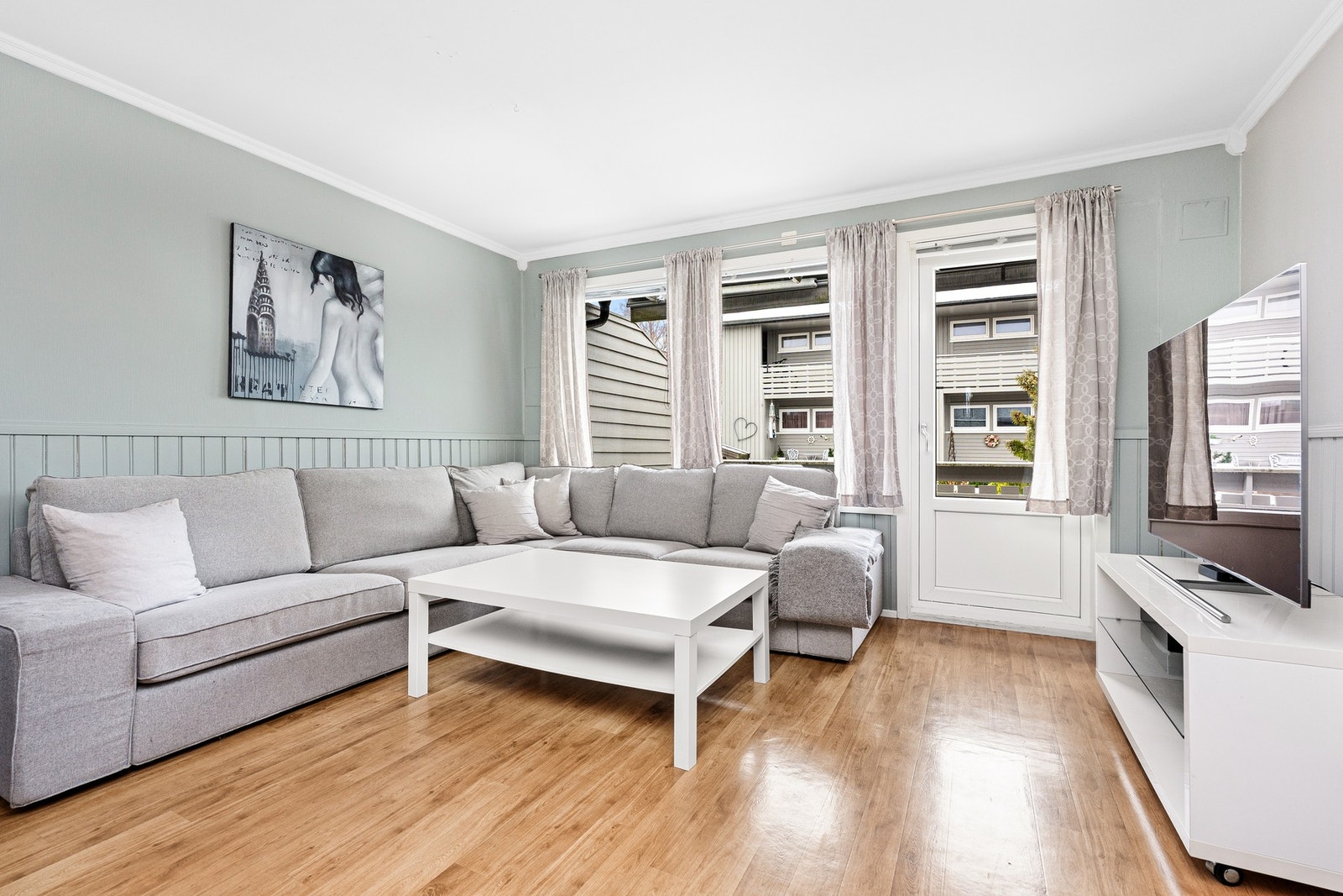 - Fint lysinnslipp fra vinduene i stuen - Galleribilde