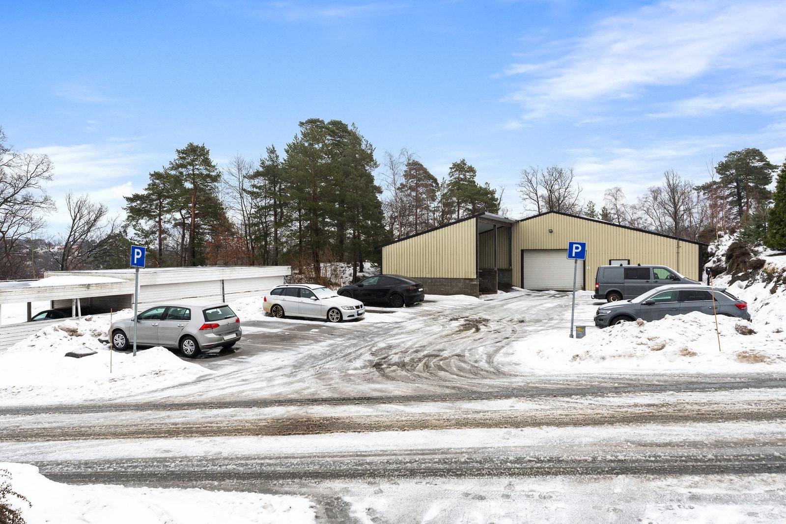 - Godt med parkeing på felles parkeringsplass tilhørende borettslaget - Galleribilde