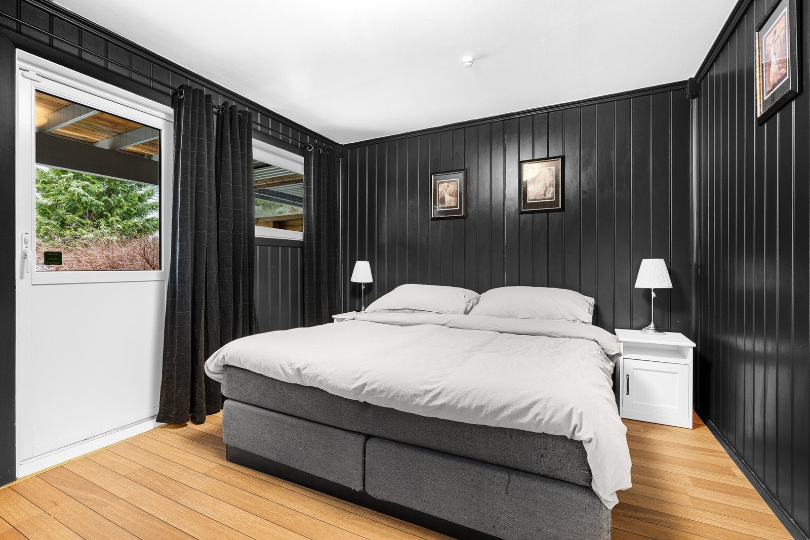 - Stort og romslig soverom | Noen i rekken har delt opp rommet til fordel for et ekstra soverom | Utgang til egen hage - Galleribilde