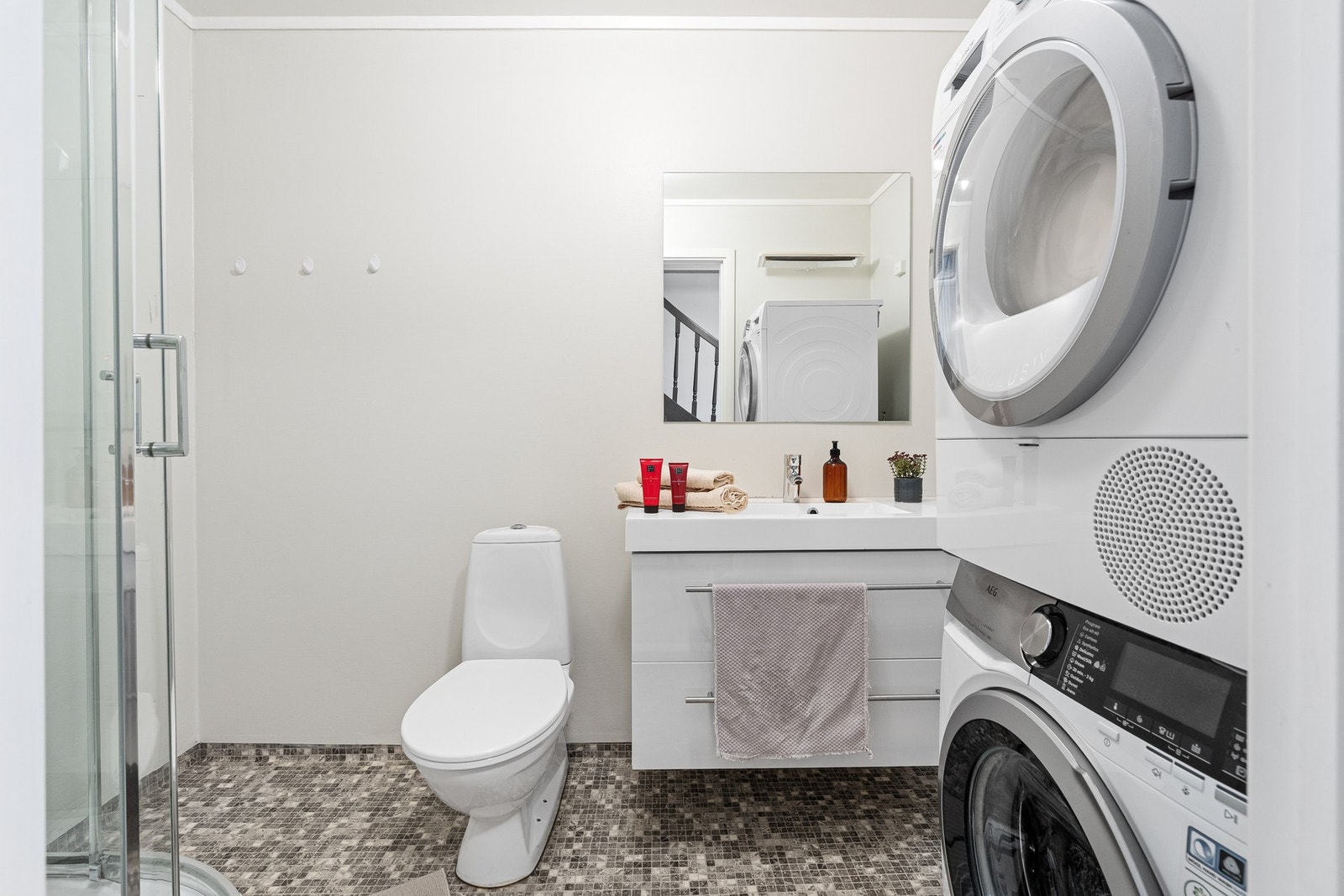 - Enkel standard på bad med dusjkabinett og smart opplegg for vaskemaskin og tørketrommel Galleribilde