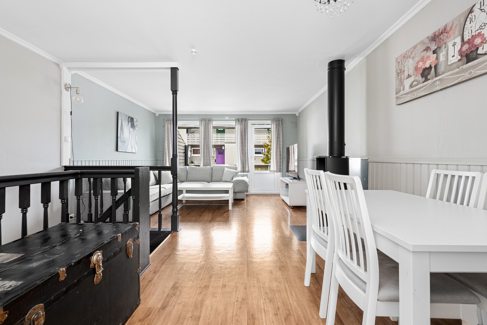 - Stuen fremstår som romslig med god plass til sofagruppe og tilhørende møbler - Galleribilde