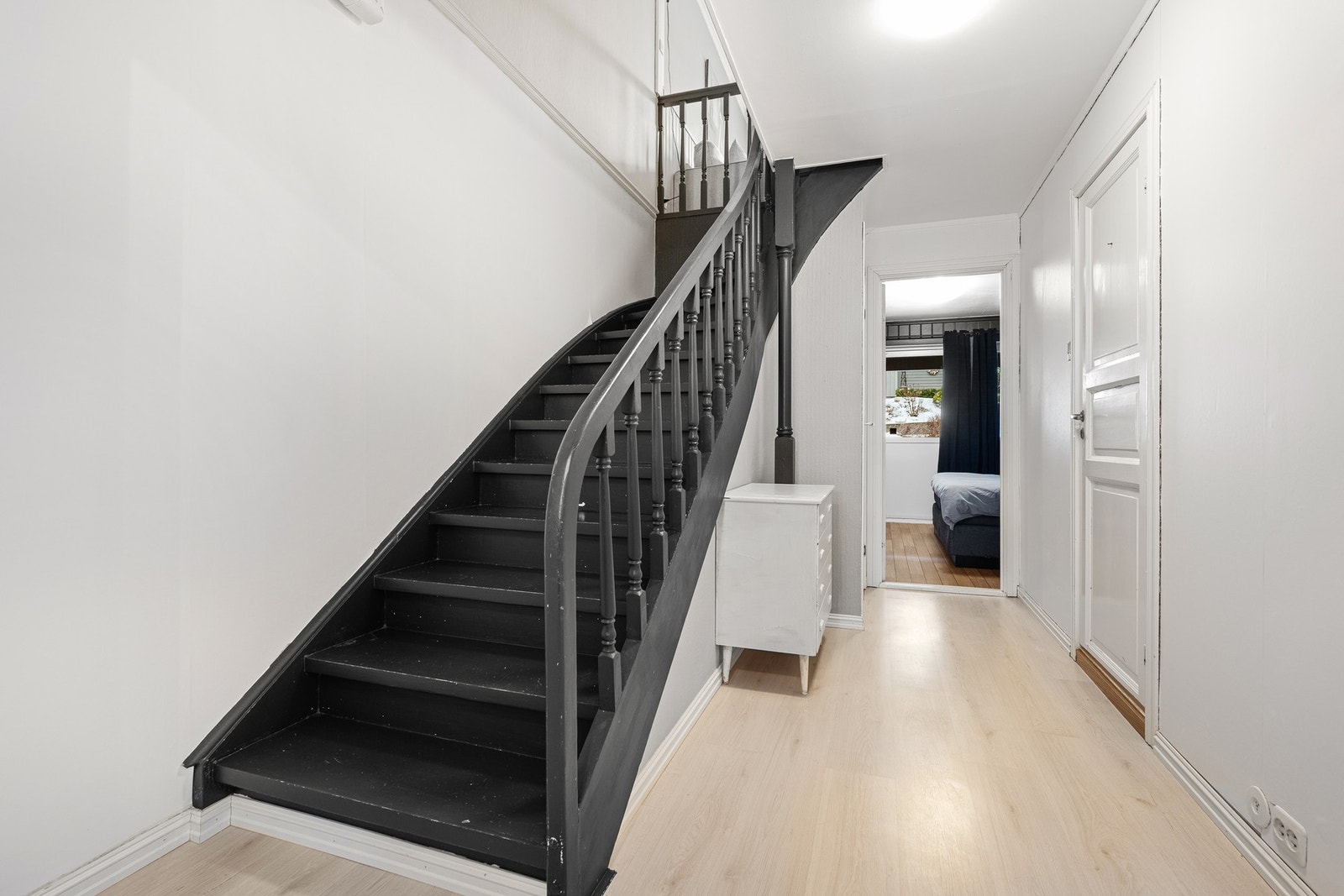 - I boligens første etasje finner vi soverom, bad og bod - Galleribilde