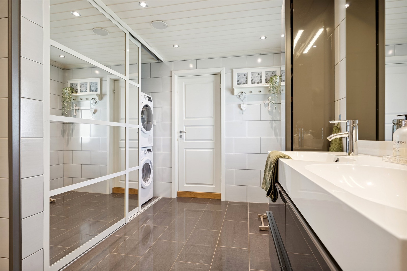 Pent bad av god størrelse med eget avlukke til vaskemaskin og tørketrommel. Galleribilde