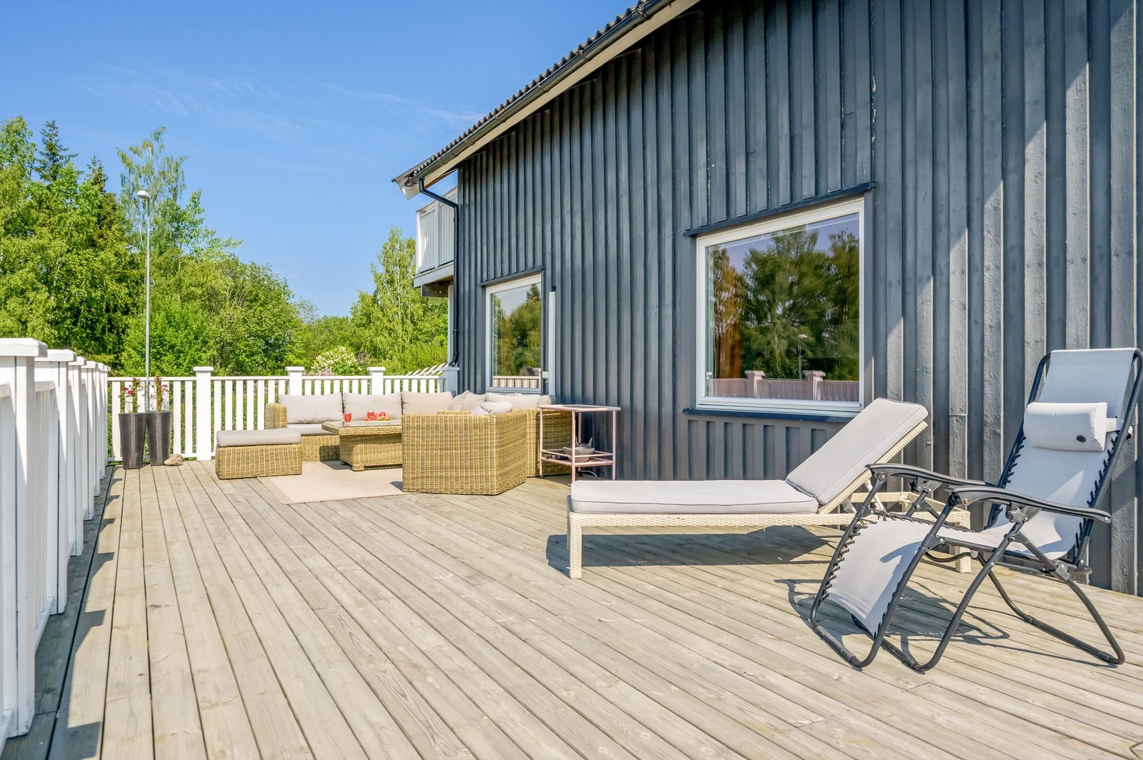 Terrasse med meget gode solforhold med plass til sittegrupper. Galleribilde