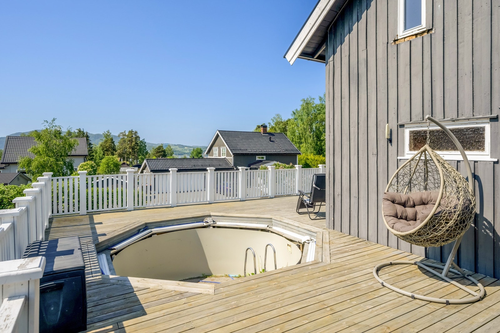 På terrassen er det et nedfelt basseng som kommer svært godt med på varme sommerdager. Galleribilde