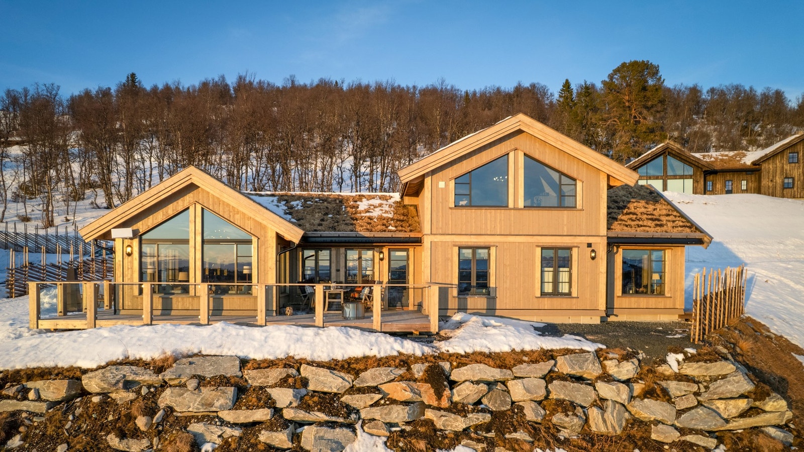 Privatmegleren har nå gleden av å presentere Orrevegen 6 - Nyere, påkostet hytte med eventyrlig beliggenhet øverst i feltet Galleribilde