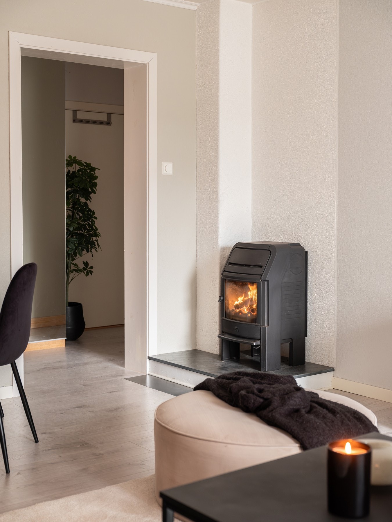 Vedovn gir fin stemning og svært god varme på de kaldeste dagene. Et stort pluss. Oppvarming er ellers elektrisk. Galleribilde