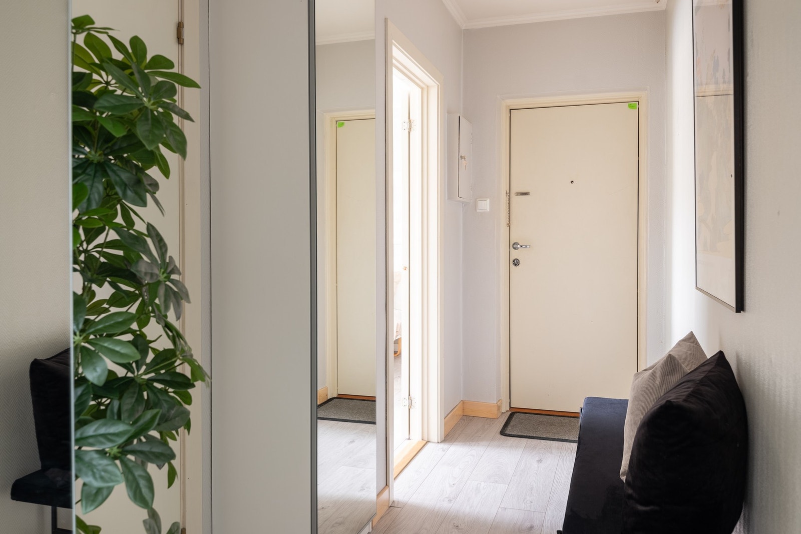 Leiligheten har adkomst via felles inngangsparti med trapperom. Galleribilde