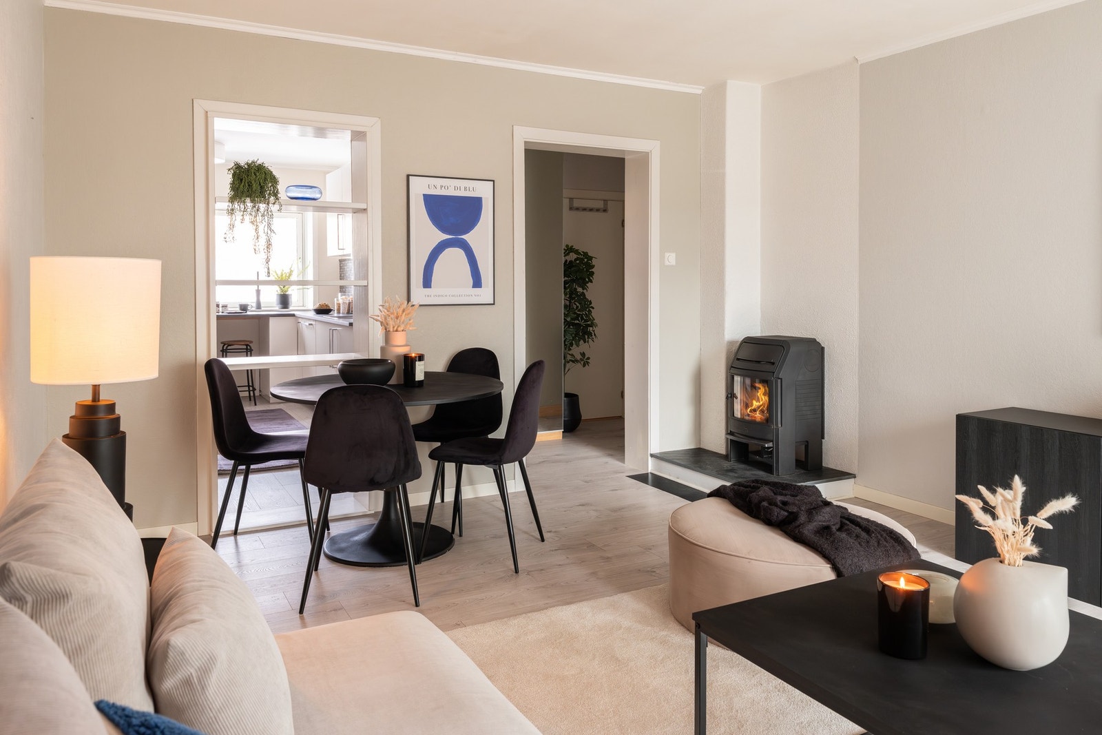 Leiligheten er malt i lyse, moderne farger. Galleribilde